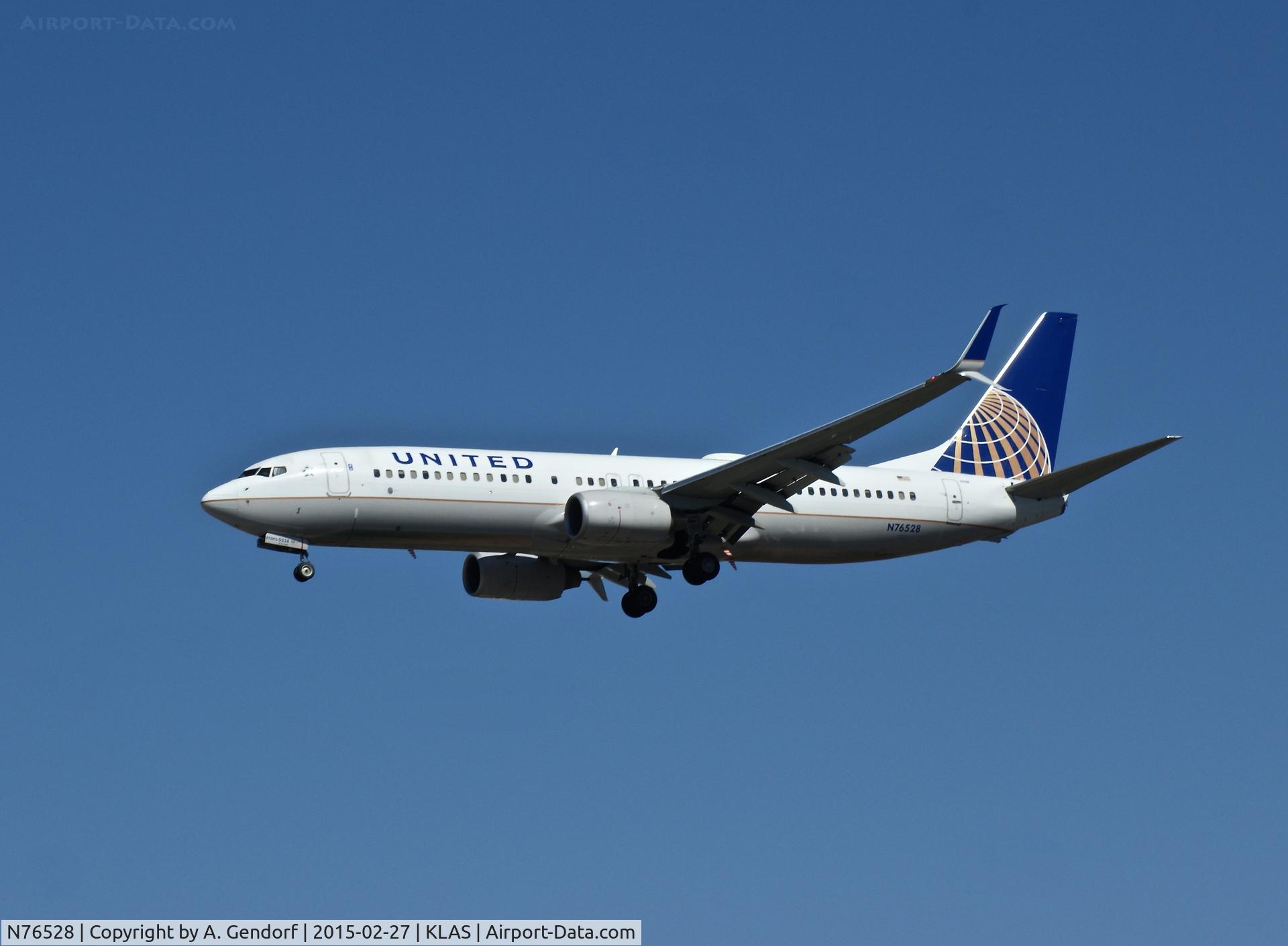 N76528, 2010 Boeing 737-824 C/N 31663, United, is here on short finals at Las Vegas Int'l(KLAS)