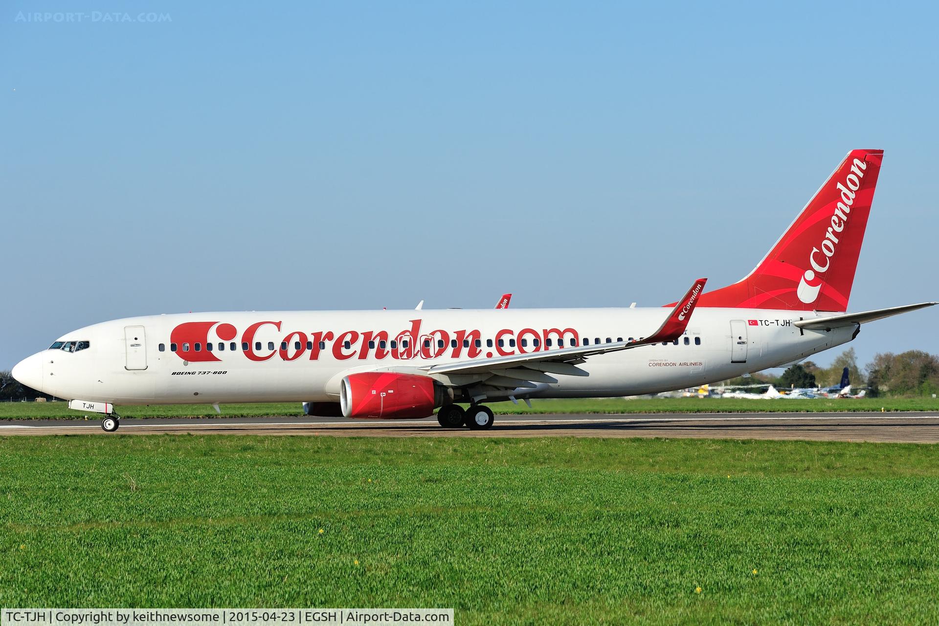 TC-TJH, 1999 Boeing 737-86J C/N 29121, About to leave Norwich.