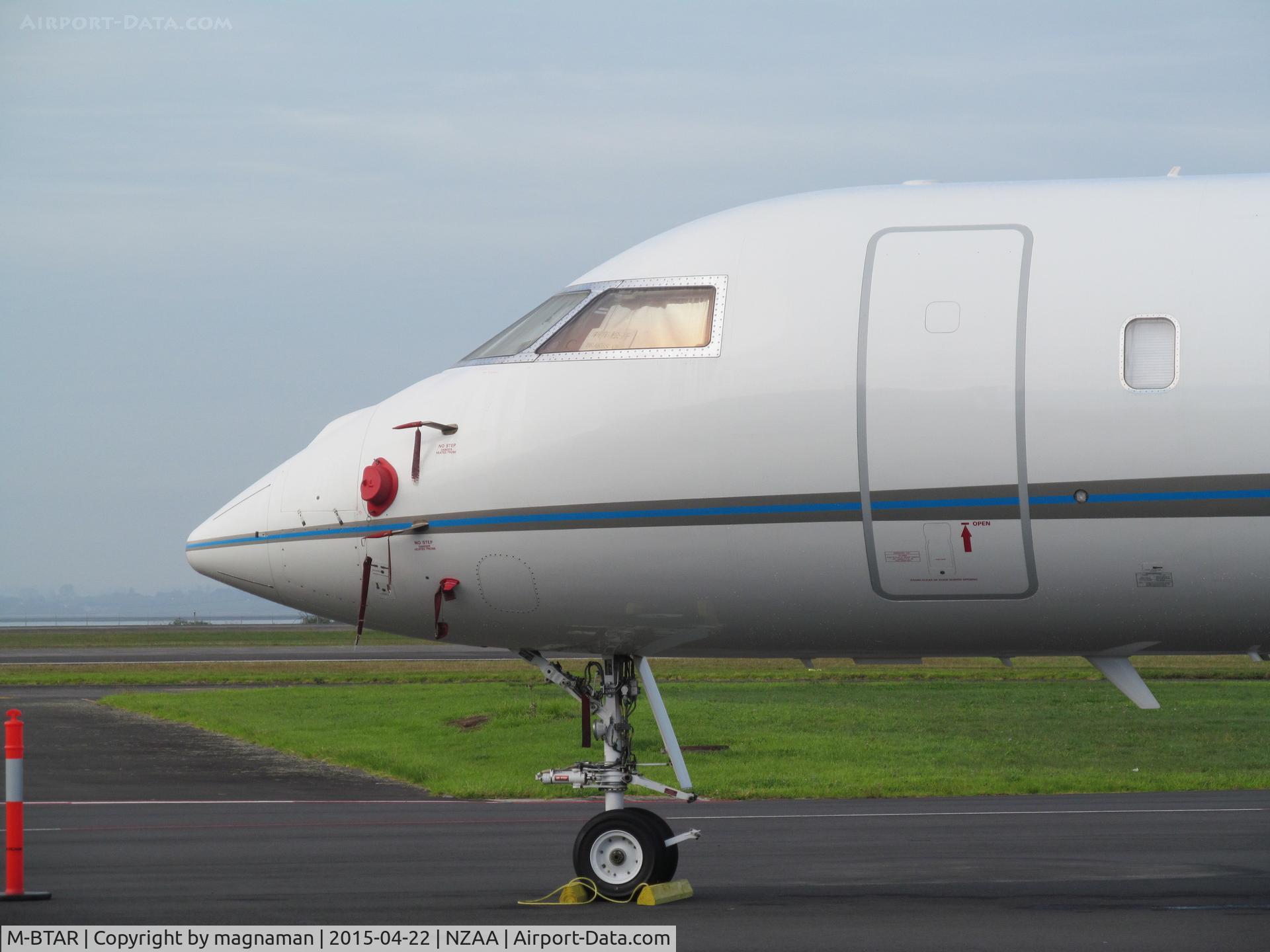 M-BTAR, 2007 Bombardier BD-700-1A10 Global Express C/N 9250, sunshades up