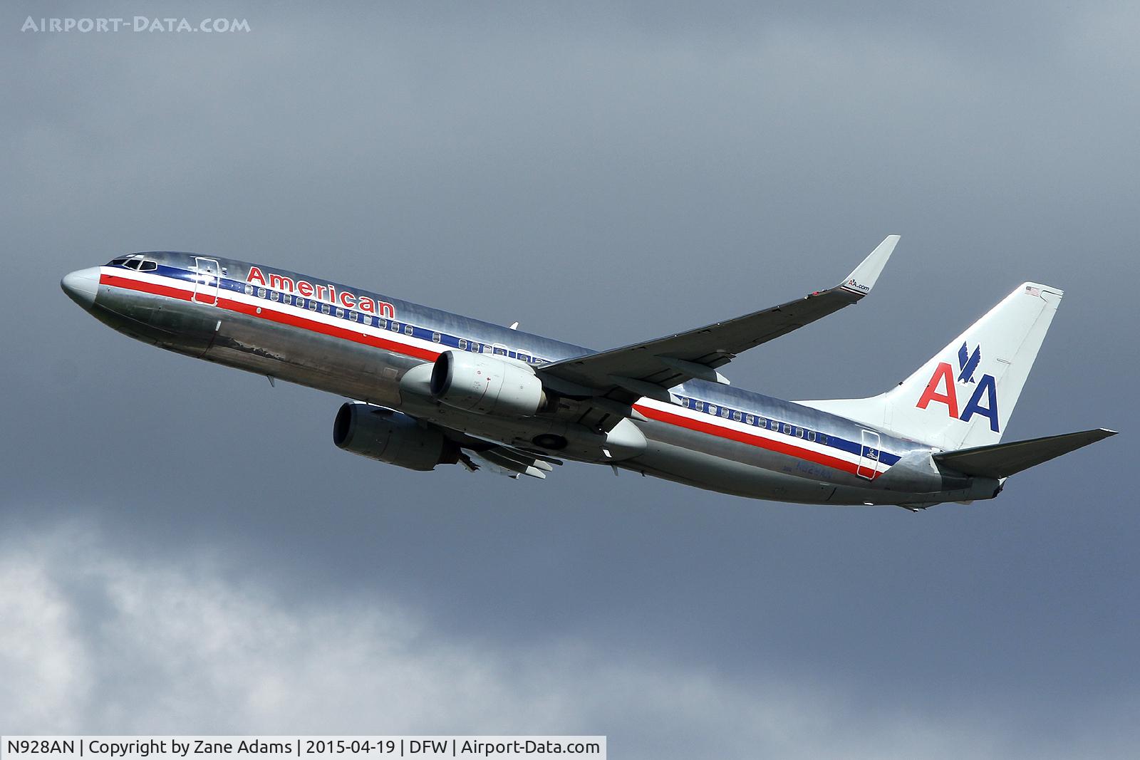 N928AN, 2000 Boeing 737-823 C/N 29528, American Airlines 737 departing DFW Airport