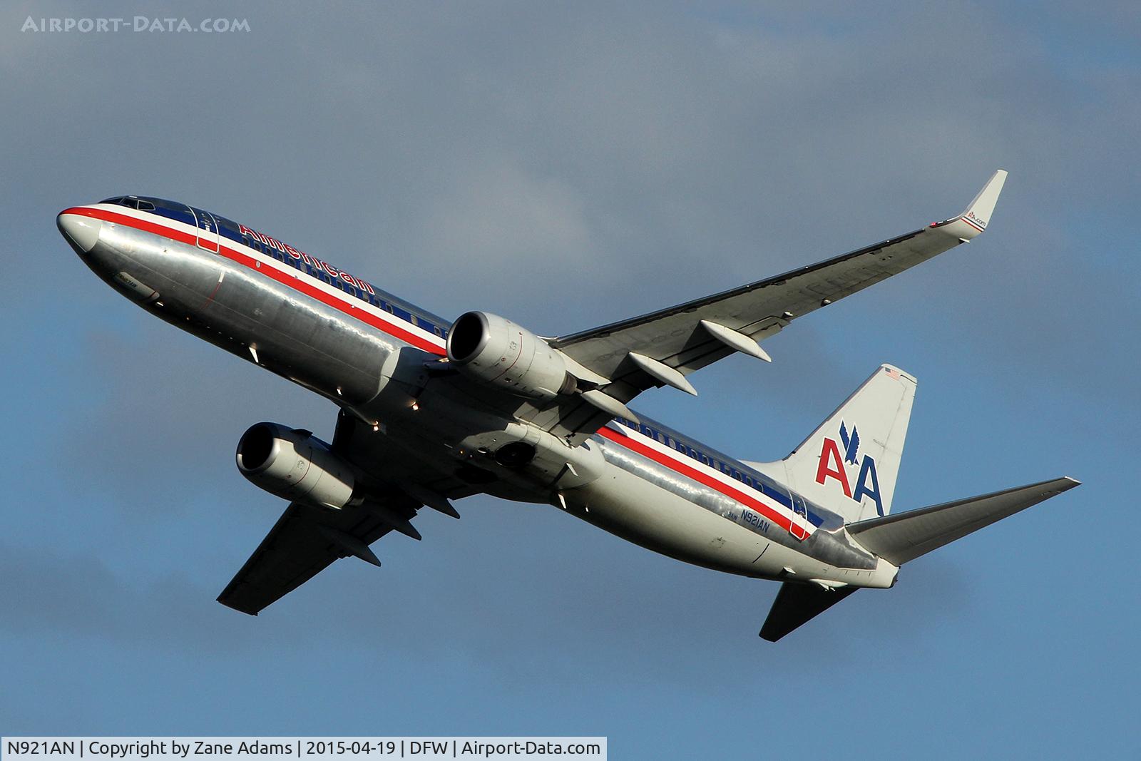 N921AN, 1999 Boeing 737-823 C/N 29522, American Airlines departing DFW Airport