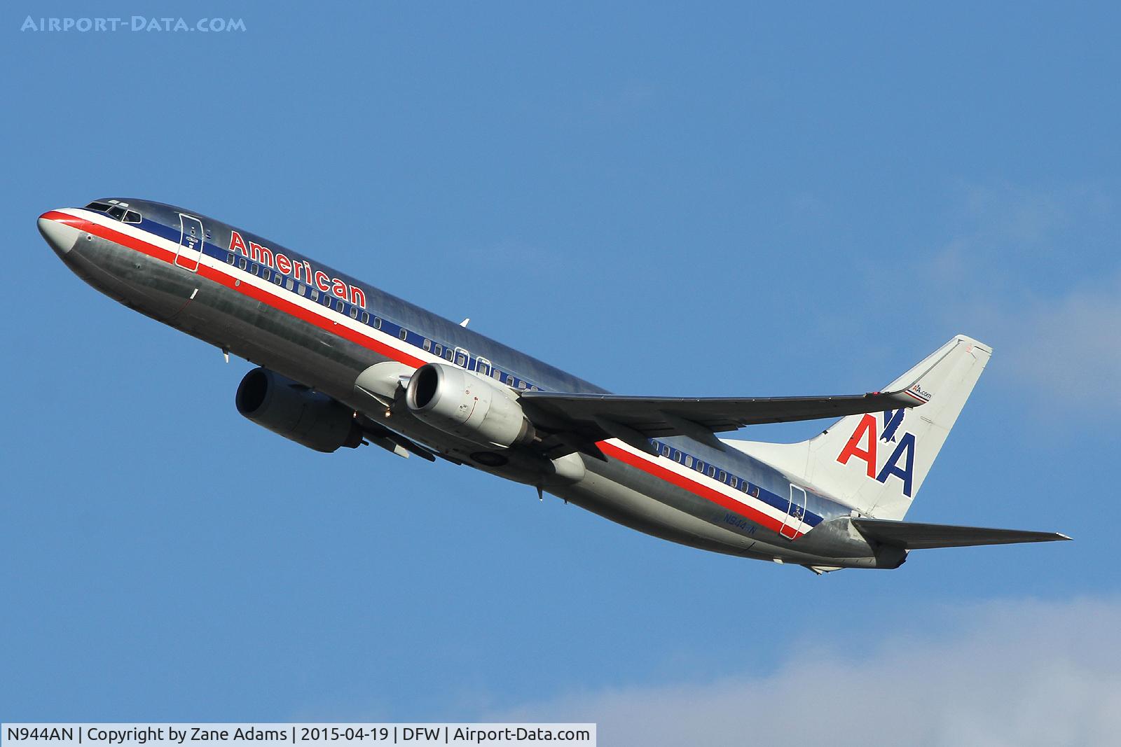N944AN, 2000 Boeing 737-823 C/N 29535, American Airlines 737 departing DFW Airport