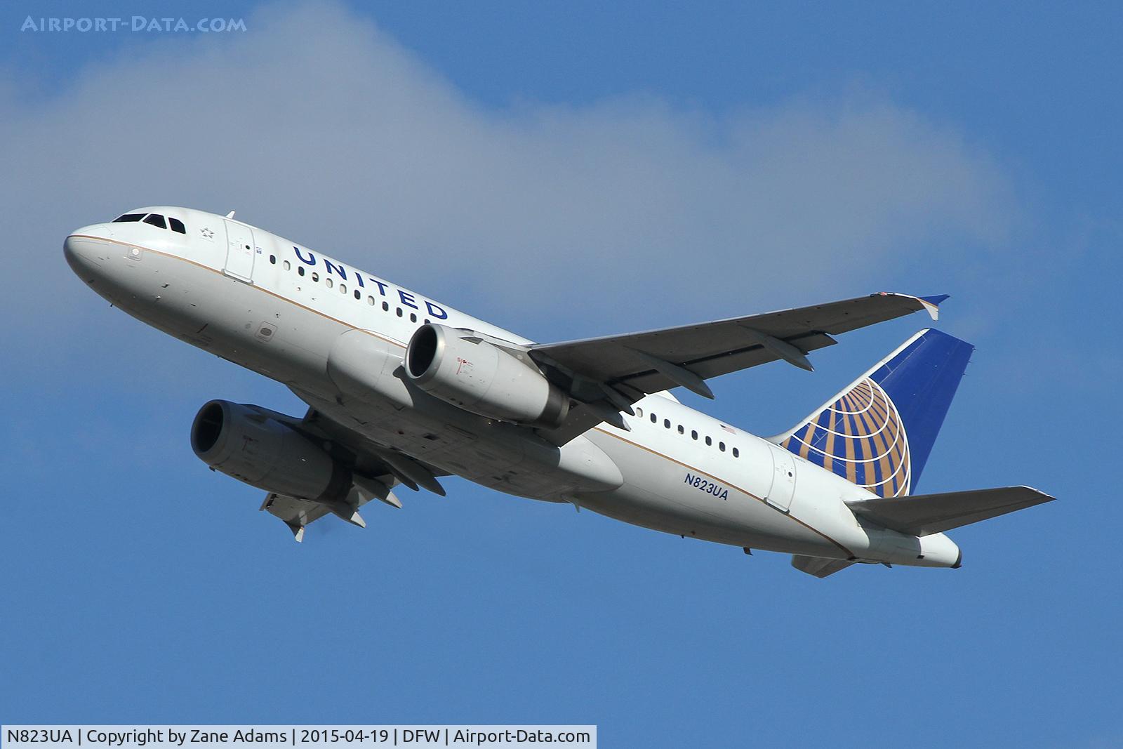N823UA, 1998 Airbus A319-131 C/N 952, United Airlines A319 departing DFW Airport