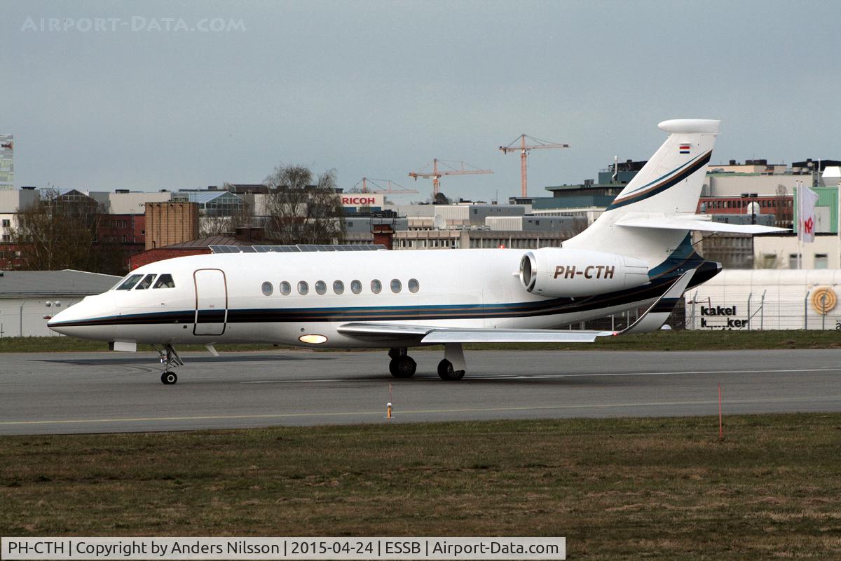 PH-CTH, 2011 Dassault Falcon 2000LX C/N 194, Departing runway 30.