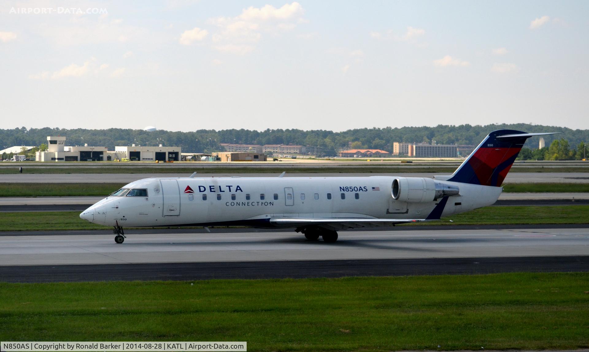 N850AS, 1999 Bombardier CRJ-200ER (CL-600-2B19) C/N 7355, Taxi Atlanta
