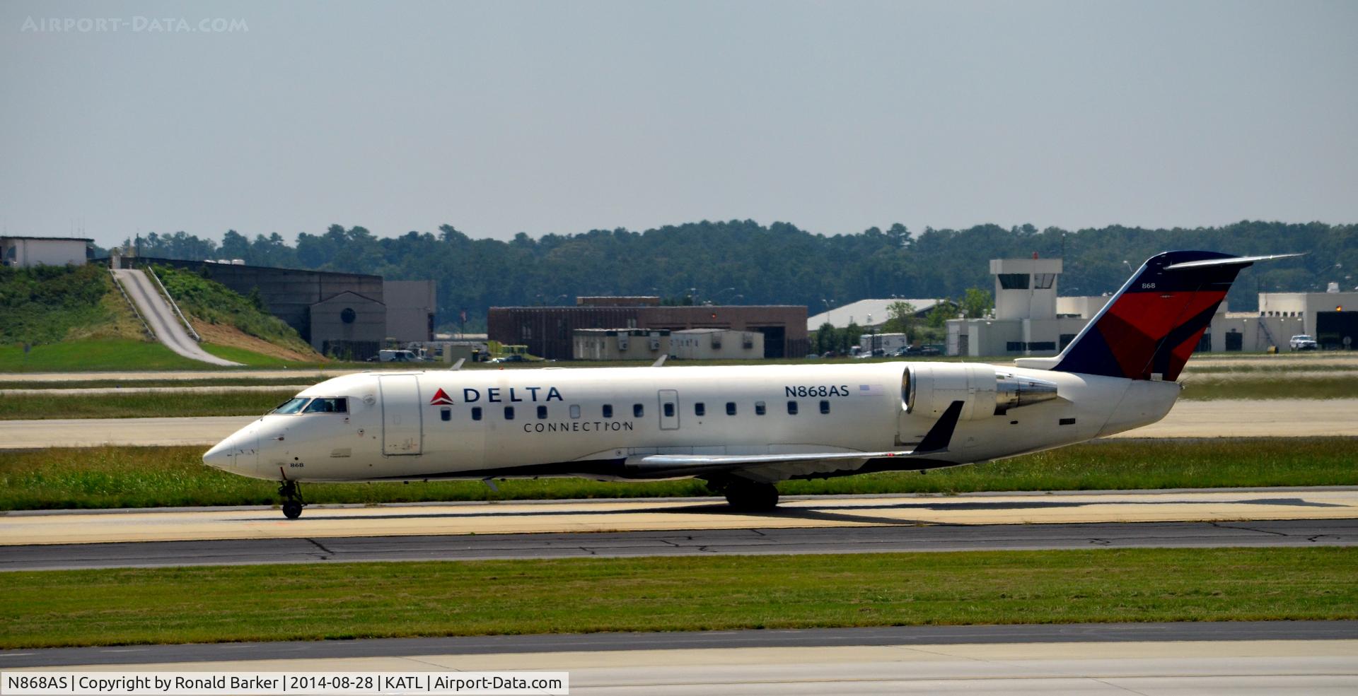 N868AS, 2001 Bombardier CRJ-200ER (CL-600-2B19) C/N 7474, Taxi Atlanta
