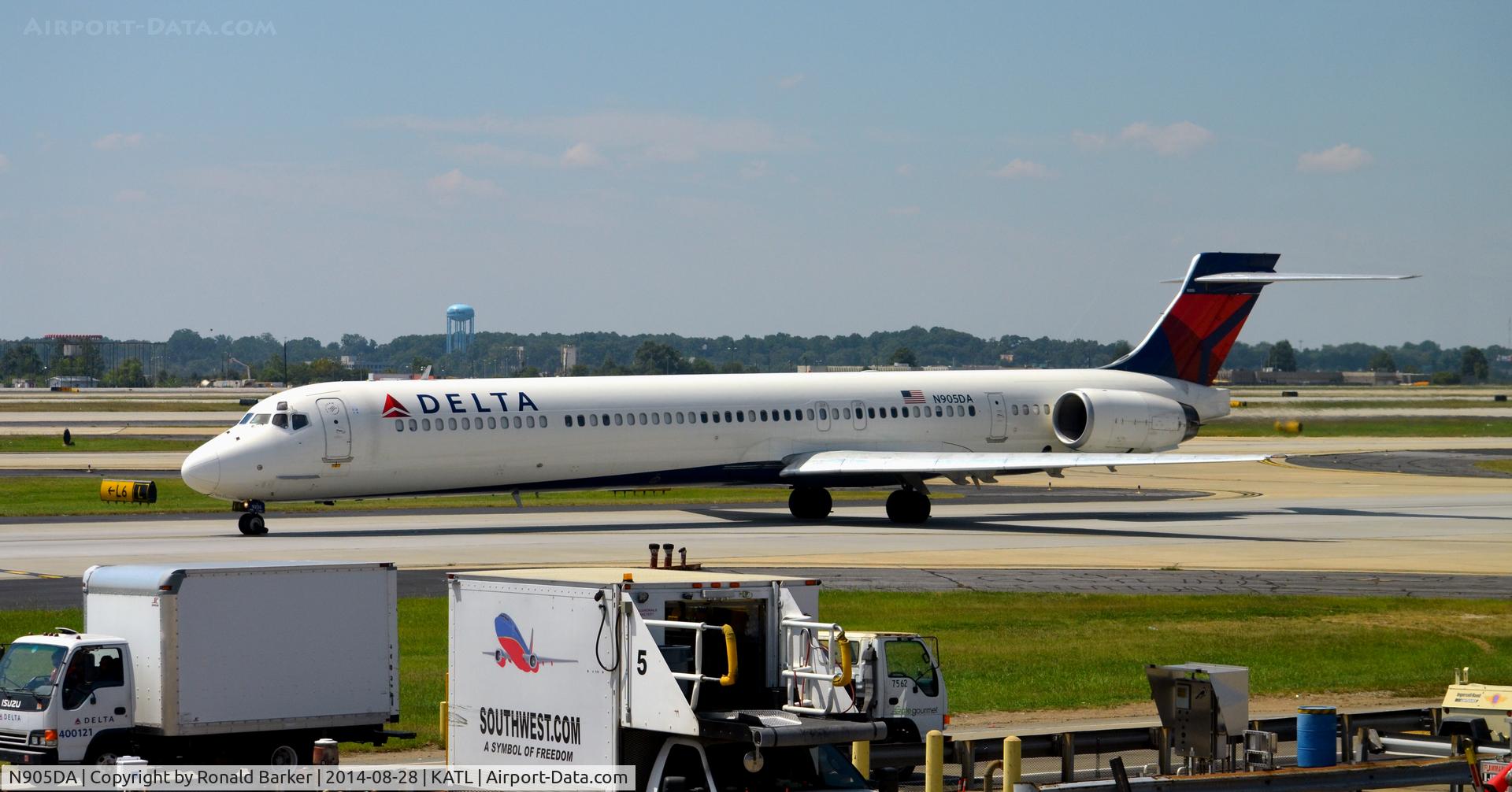N905DA, 1995 McDonnell Douglas MD-90-30 C/N 53385, Taxi Atlanta