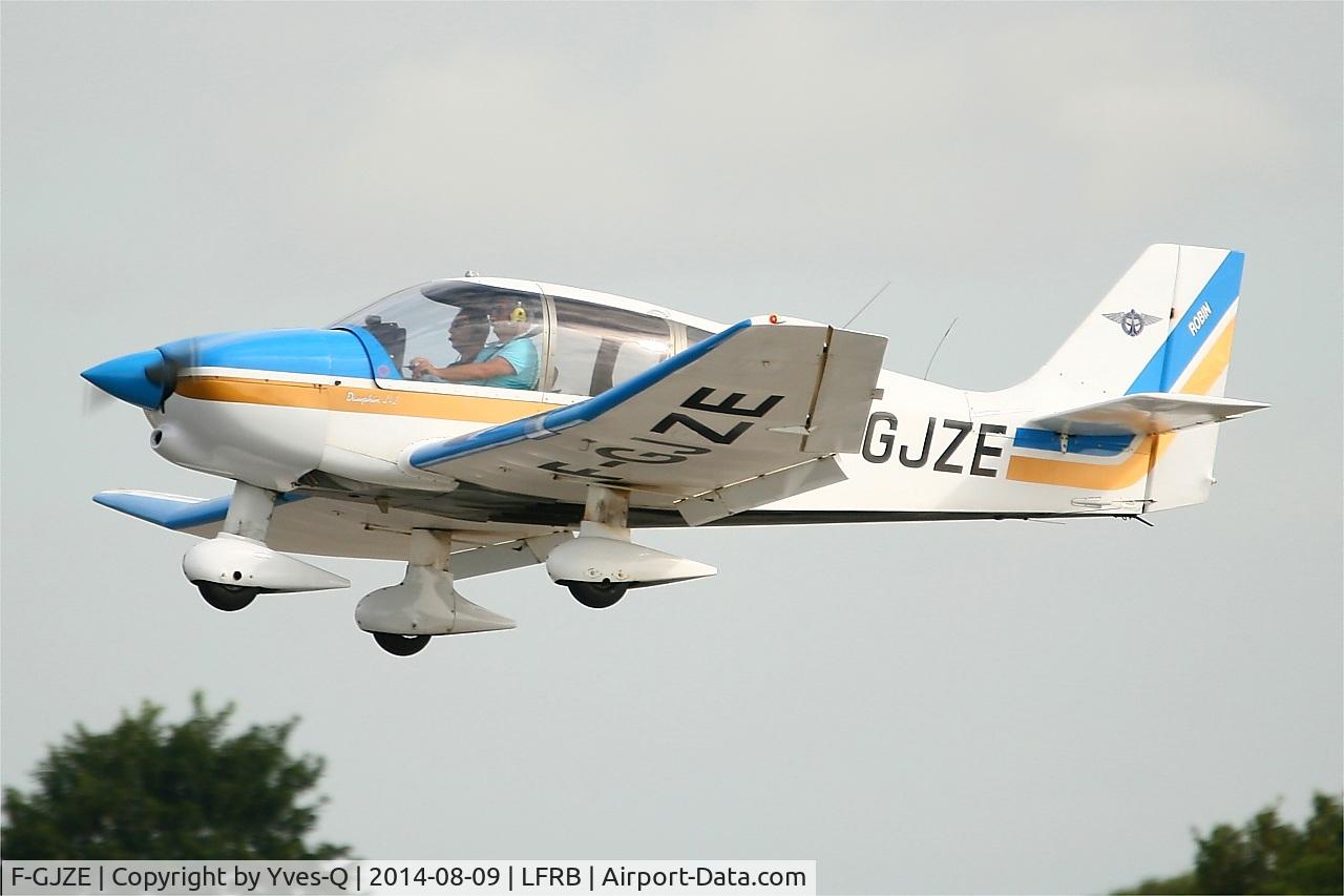 F-GJZE, Robin DR-400-120 Petit Prince C/N 2005, Robin DR-400-120, On final rwy 25L, Brest-Bretagne airport (LFRB-BES)