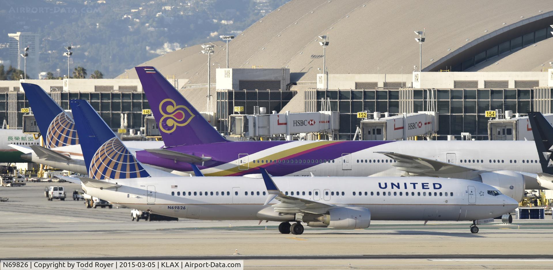 N69826, 2014 Boeing 737-924/ER C/N 42180, Taxiing to gate at LAX