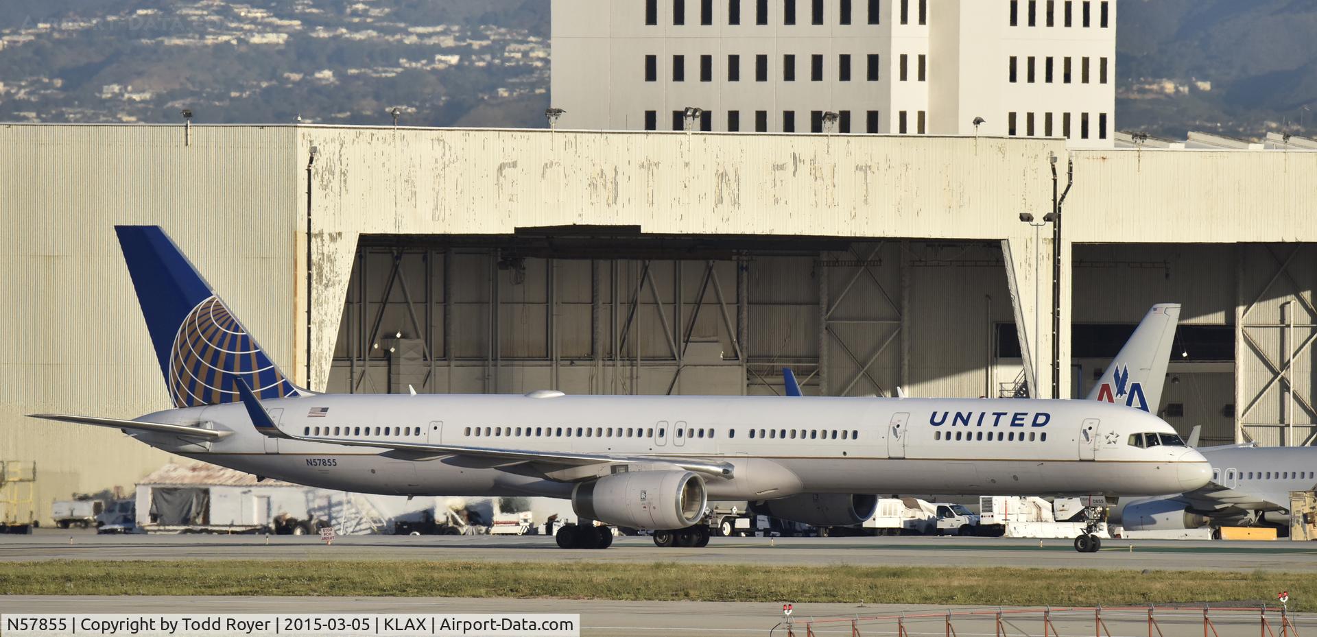 N57855, 2004 Boeing 757-324 C/N 32814, Taxiing to gate at LAX