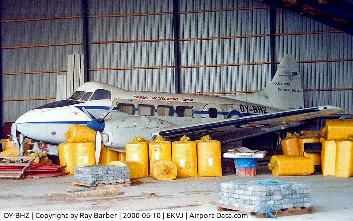 OY-BHZ, 1949 De Havilland DH-104 Devon C.2 C/N 04270, De Havilland DH.104 Dove 8 [04270] (Dansk Faldskaerms Union) Stauning~OY 10/06/2000