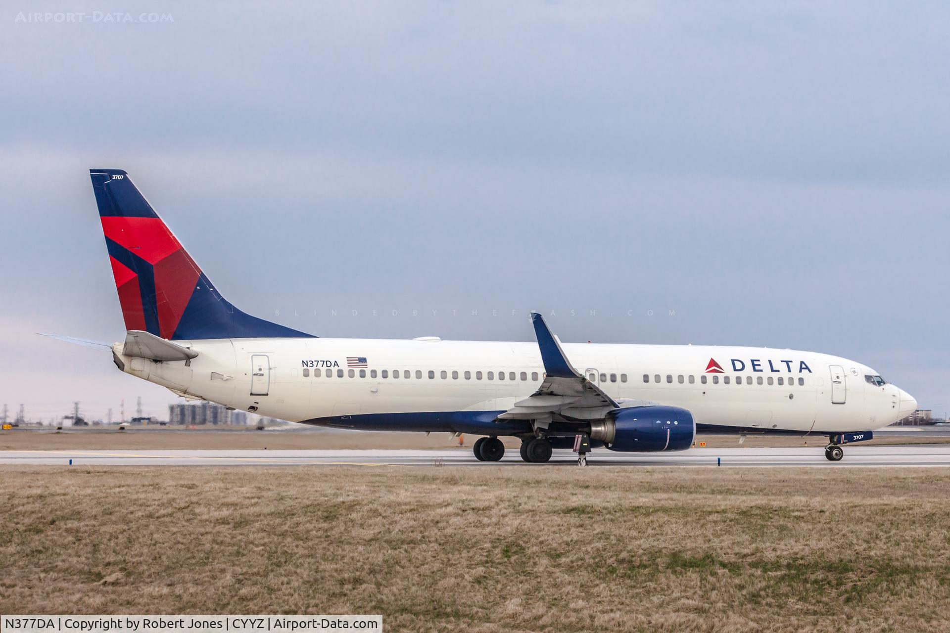 N377DA, 1999 Boeing 737-832 C/N 29625, At Toronto Pearson