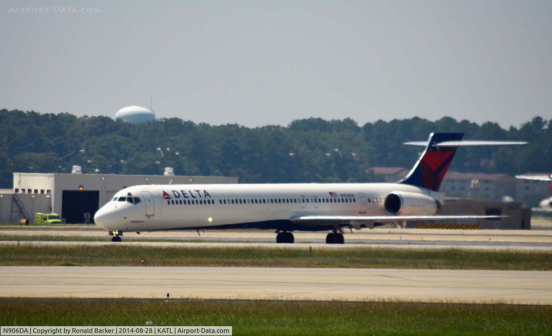 N906DA, 1995 McDonnell Douglas MD-90-30 C/N 53386, Taxi Atlanta