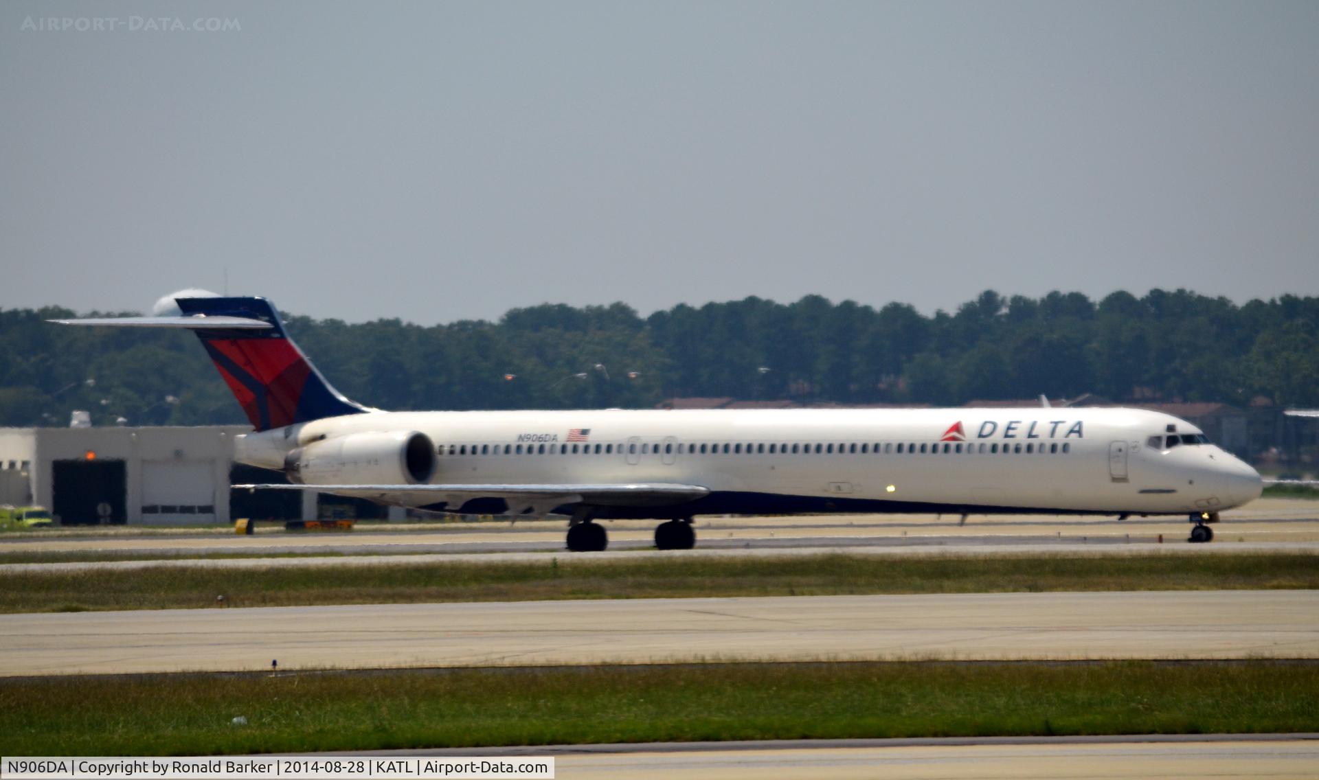 N906DA, 1995 McDonnell Douglas MD-90-30 C/N 53386, Taxi Atlanta