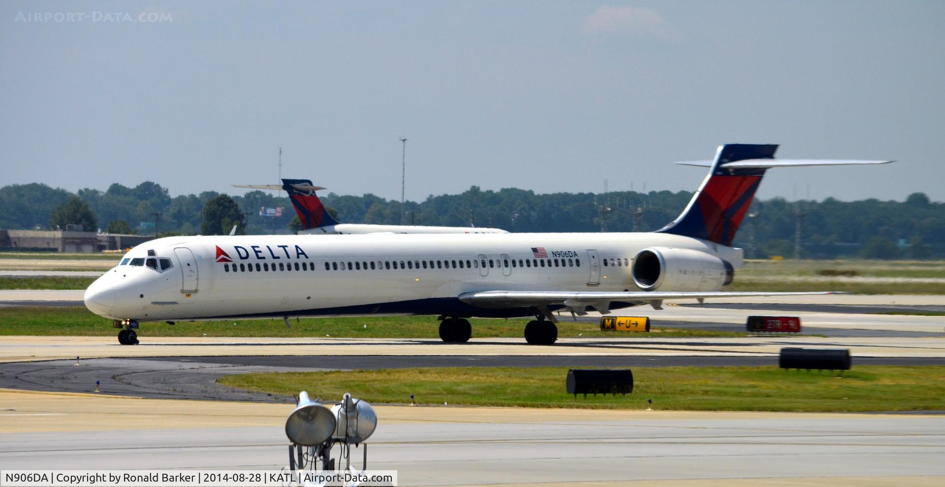N906DA, 1995 McDonnell Douglas MD-90-30 C/N 53386, Taxi Atlanta