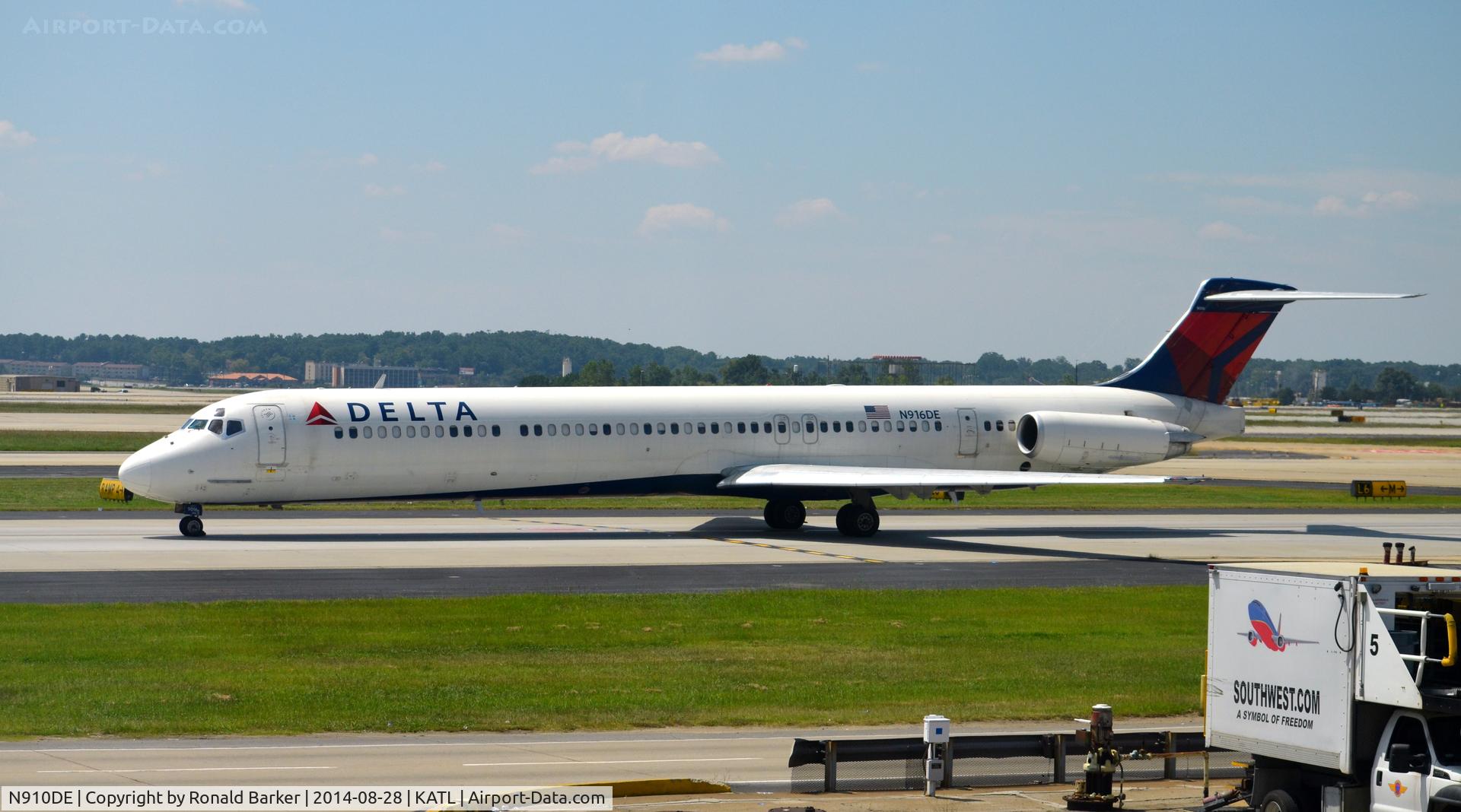 N910DE, 1992 McDonnell Douglas MD-88 C/N 53419, Taxi Atlanta