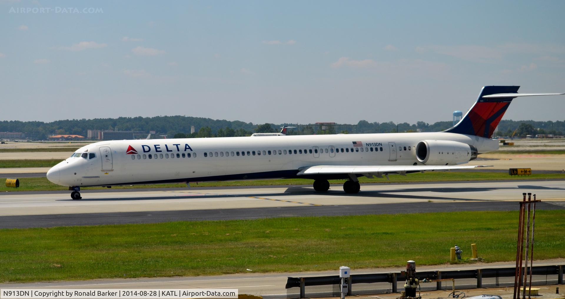 N913DN, 1996 McDonnell Douglas MD-90-30 C/N 53393, Taxi Atlanta