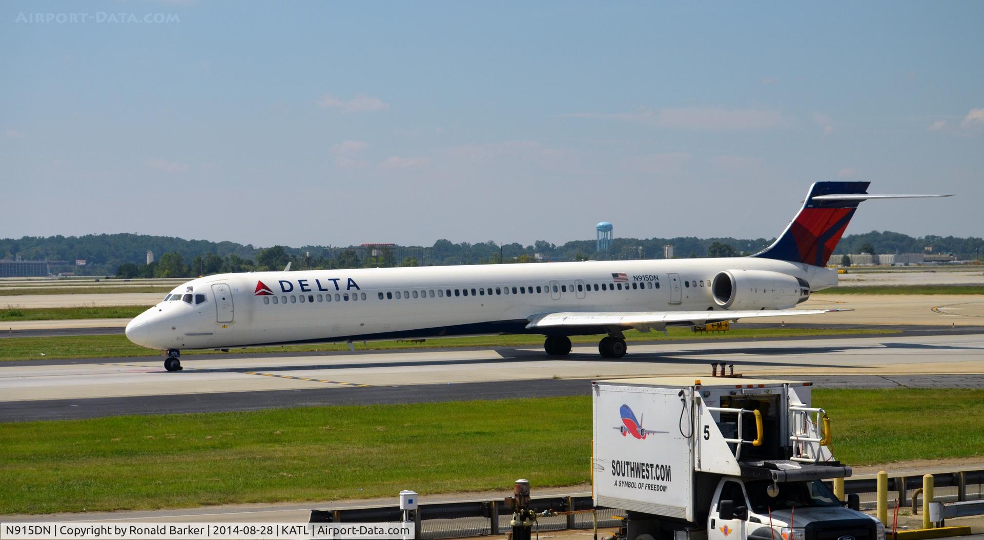 N915DN, 1996 McDonnell Douglas MD-90-30 C/N 53395, Taxi Atlanta