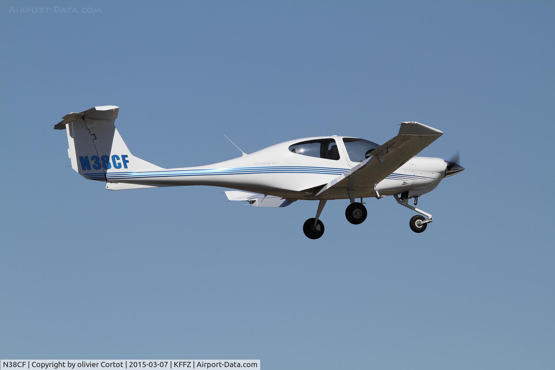 N38CF, 2005 Diamond DA-40 Diamond Star C/N 40.567, taking off from mesa