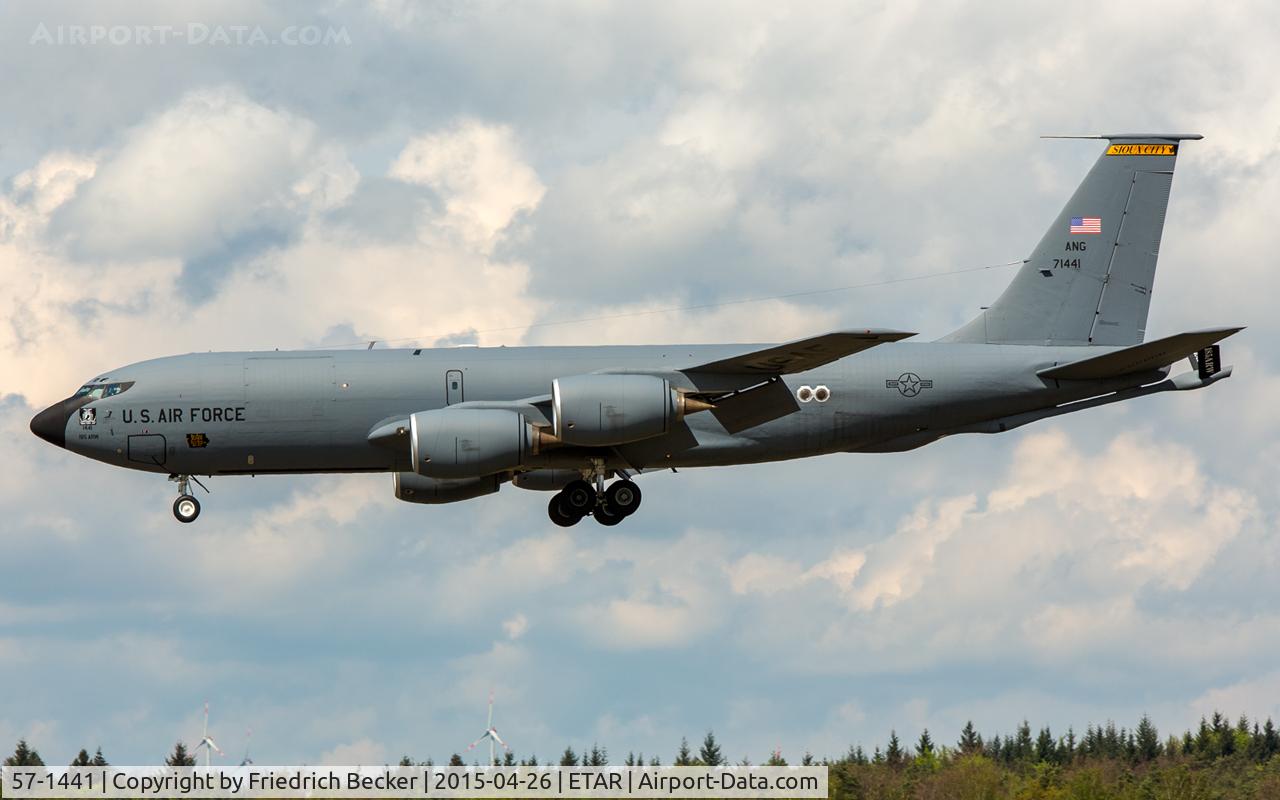 57-1441, 1957 Boeing KC-135R Stratotanker C/N 17512, on final RW26