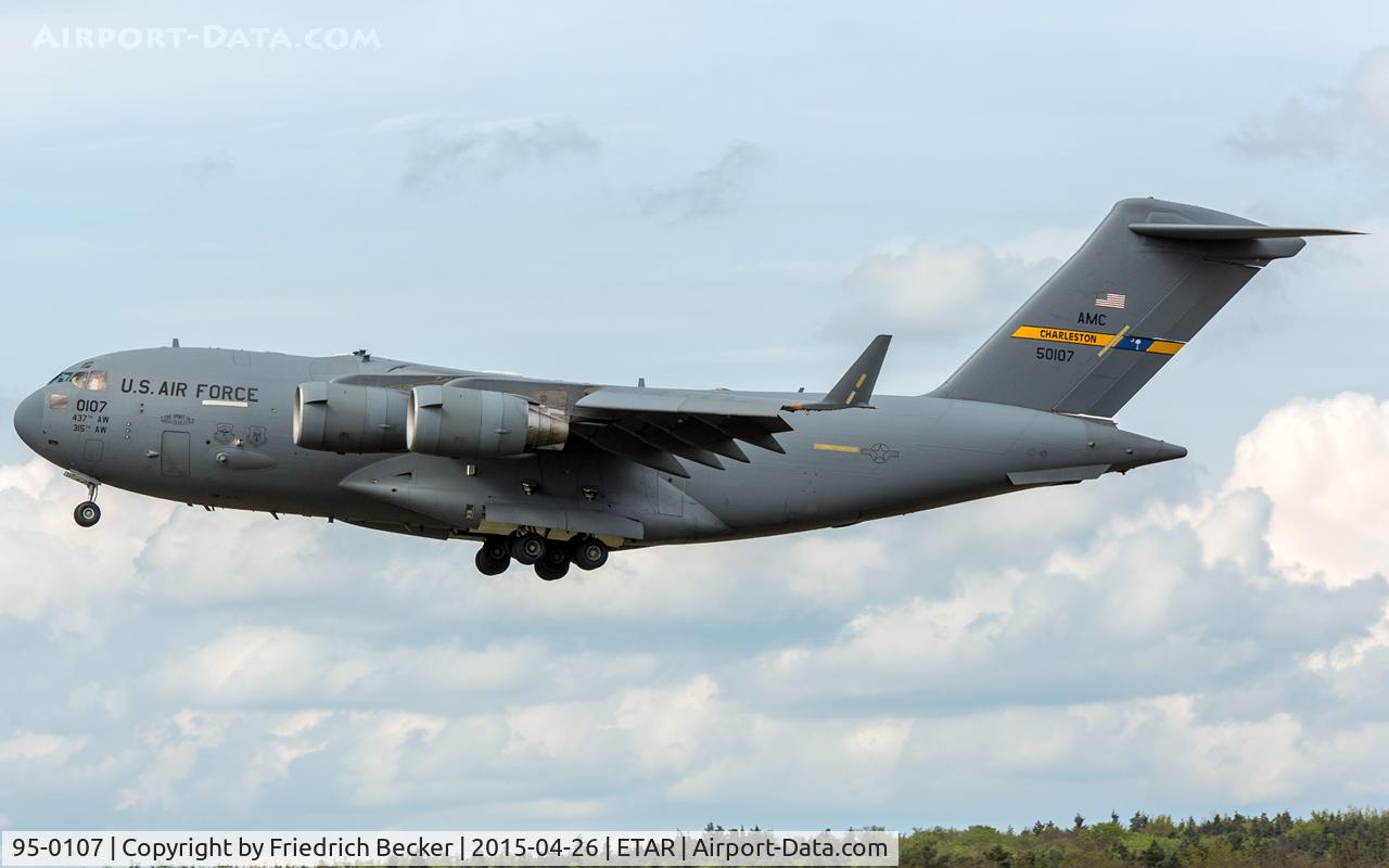 95-0107, 1995 McDonnell Douglas C-17A Globemaster III C/N P-32, on final RW26