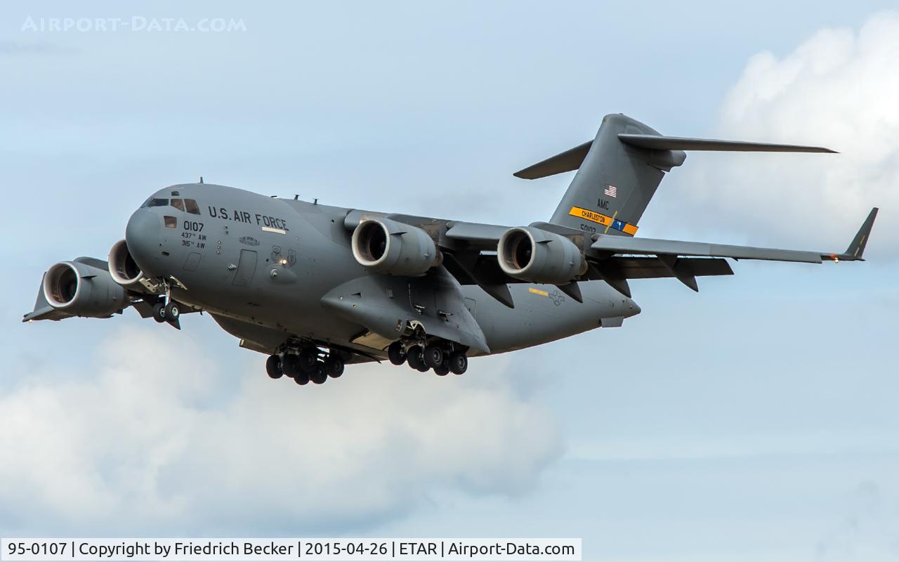 95-0107, 1995 McDonnell Douglas C-17A Globemaster III C/N P-32, on final RW26