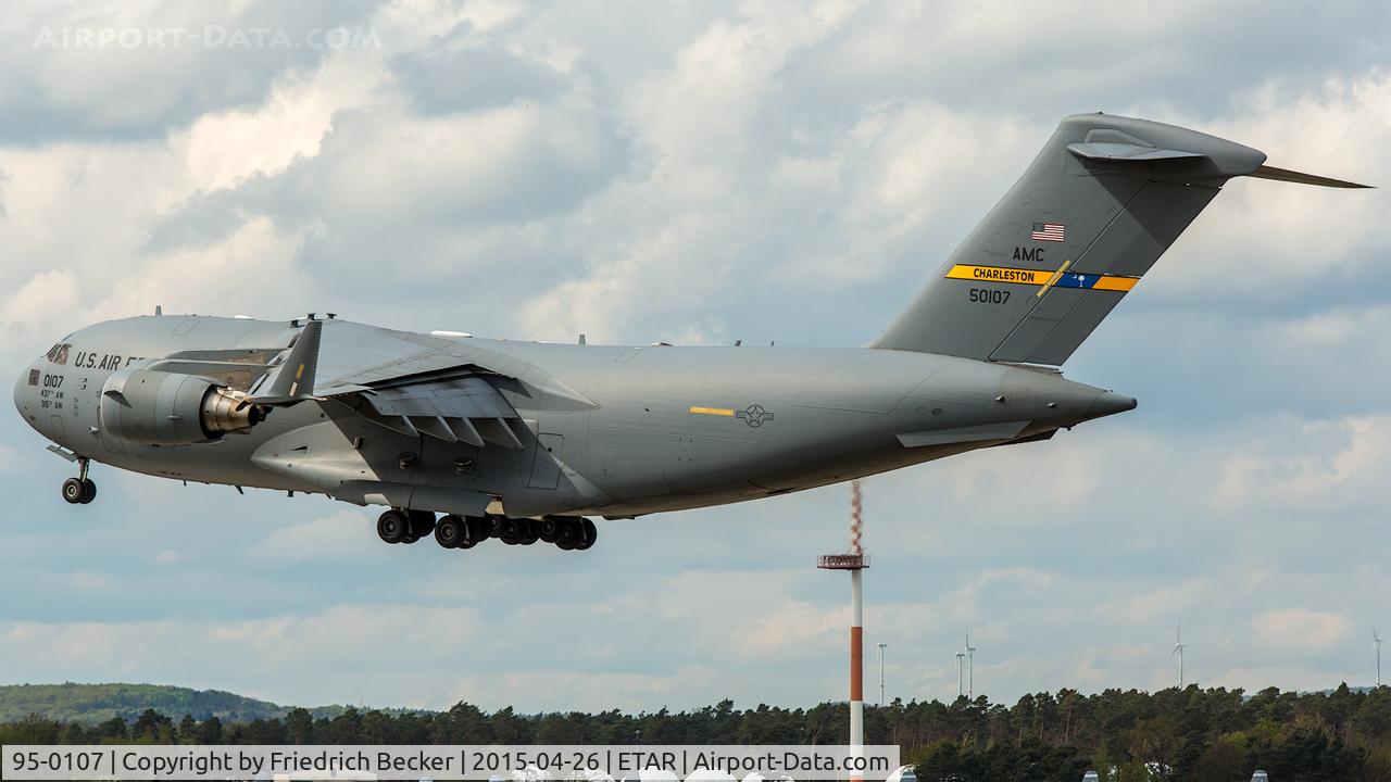 95-0107, 1995 McDonnell Douglas C-17A Globemaster III C/N P-32, on final RW26