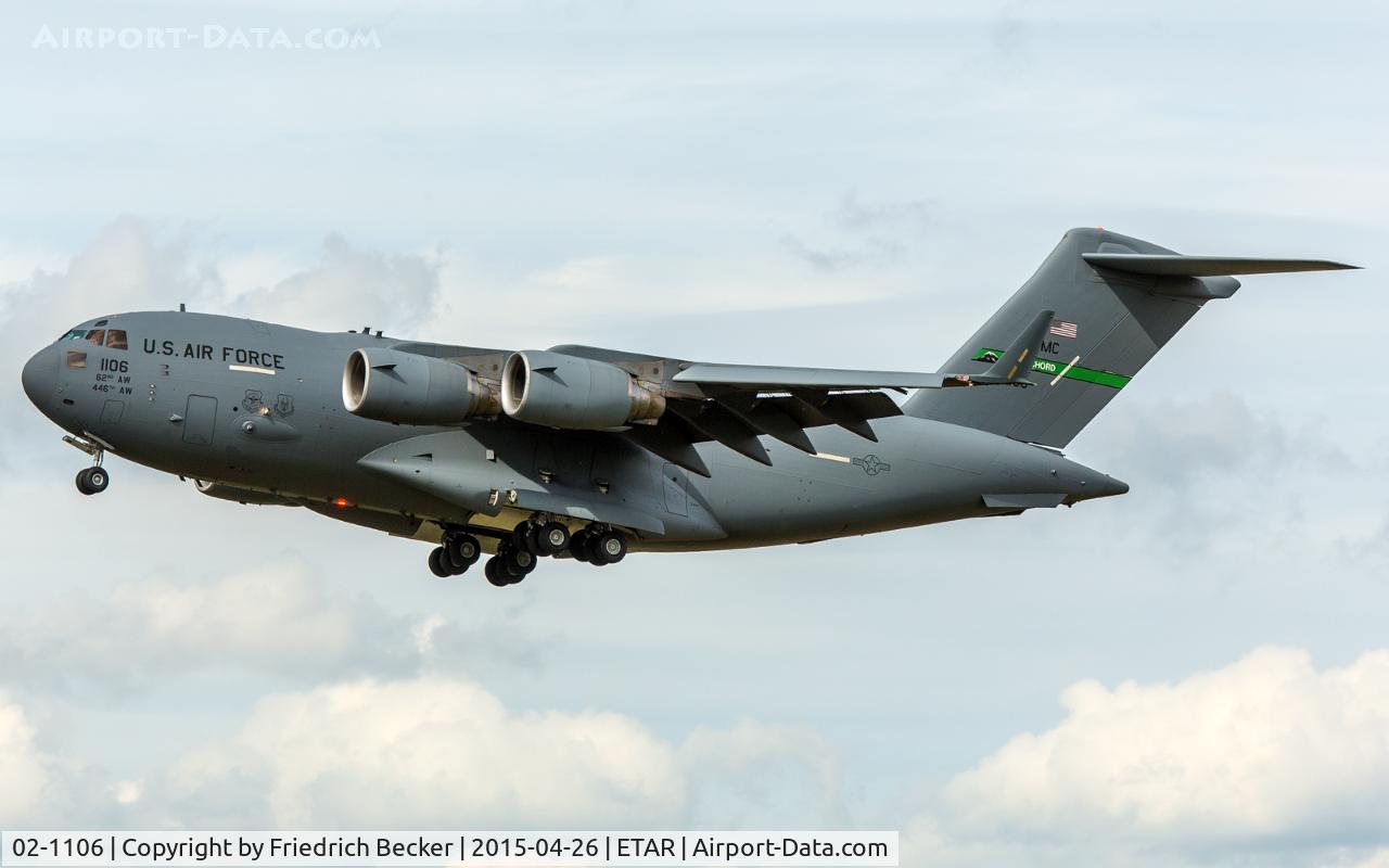 02-1106, 2002 Boeing C-17A Globemaster III C/N P-106, on final RW26