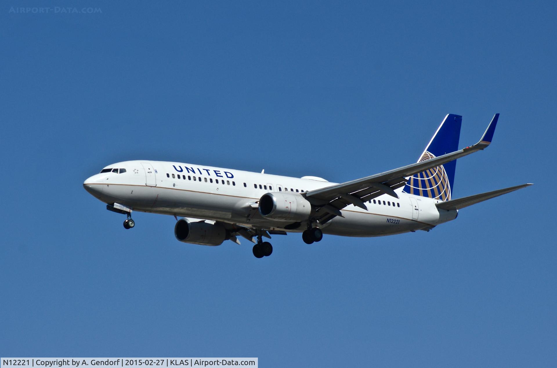 N12221, 1998 Boeing 737-824 C/N 28930, United Airlines, here on finals at Las Vegas Int'l(KLAS)
