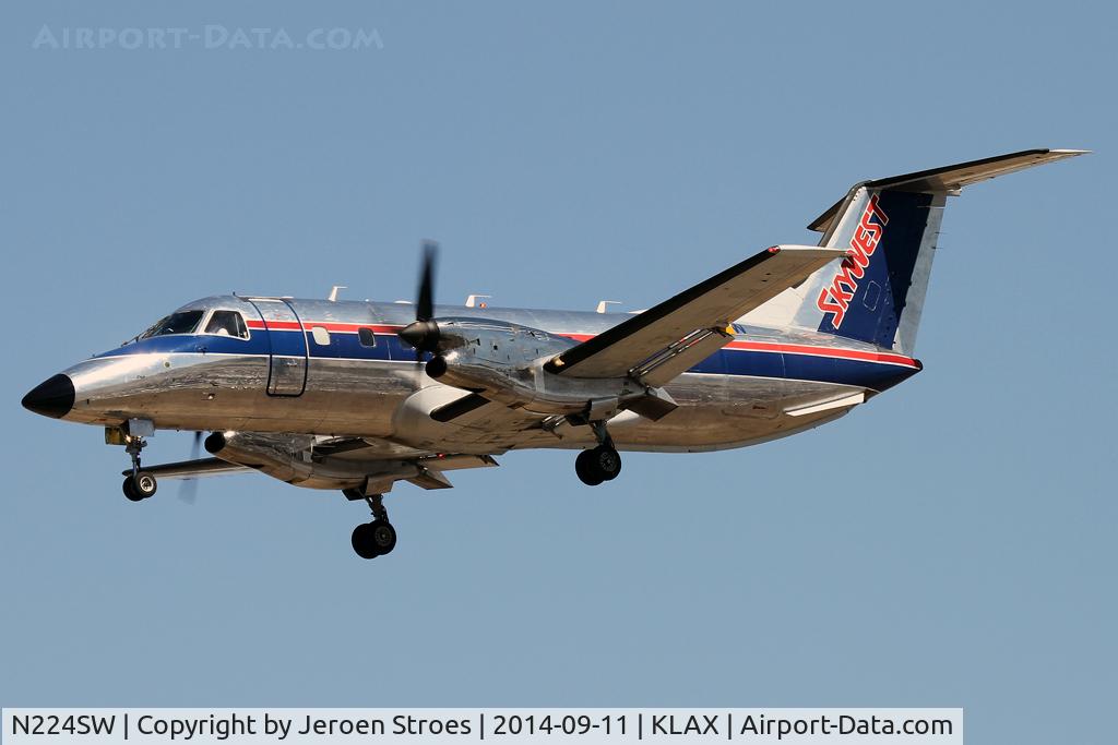 N224SW, 1995 Embraer EMB-120ER Brasilia C/N 120.294, approach