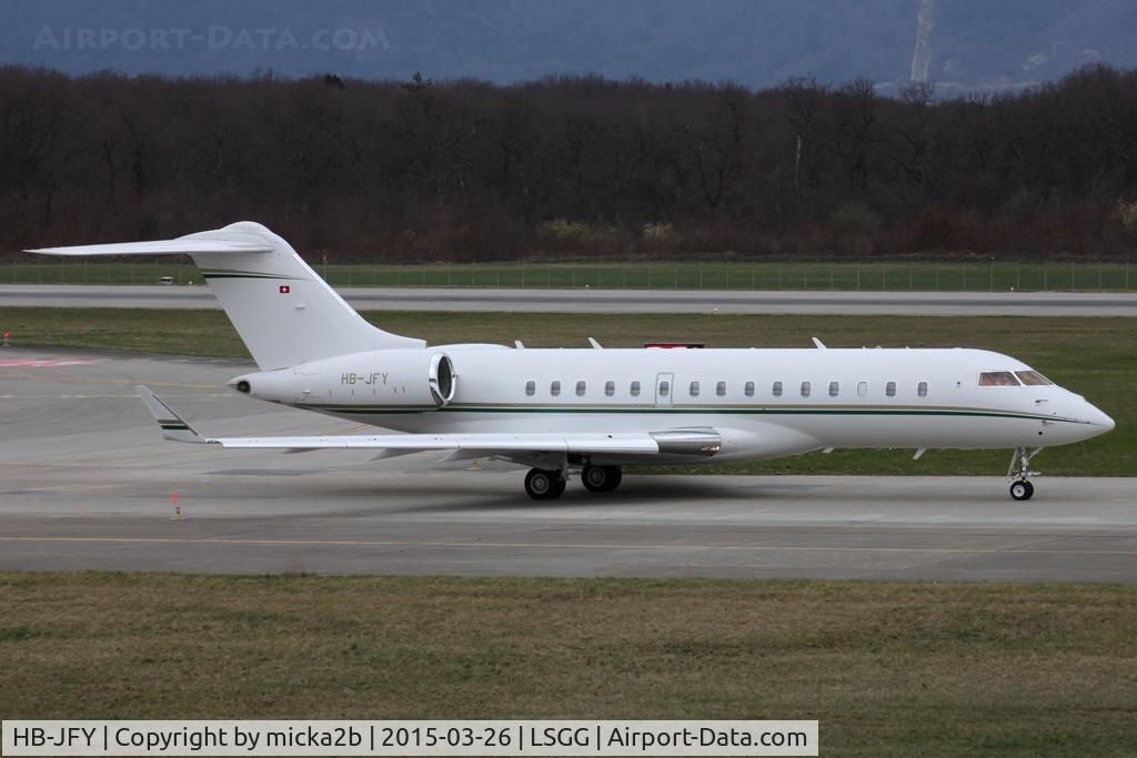 HB-JFY, 2009 Bombardier BD-700-1A10 Global Express C/N 9347, Taxiing