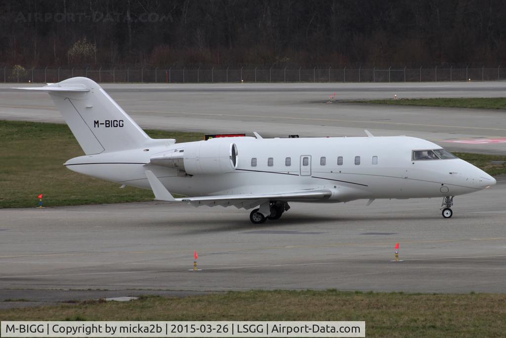 M-BIGG, 2007 Bombardier Challenger 605 (CL-600-2B16) C/N 5722, Taxiing