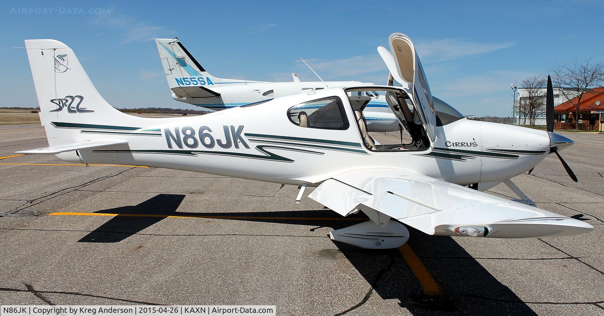 N86JK, 2003 Cirrus SR-22 C/N 0525, Cirrus SR22 on the line.