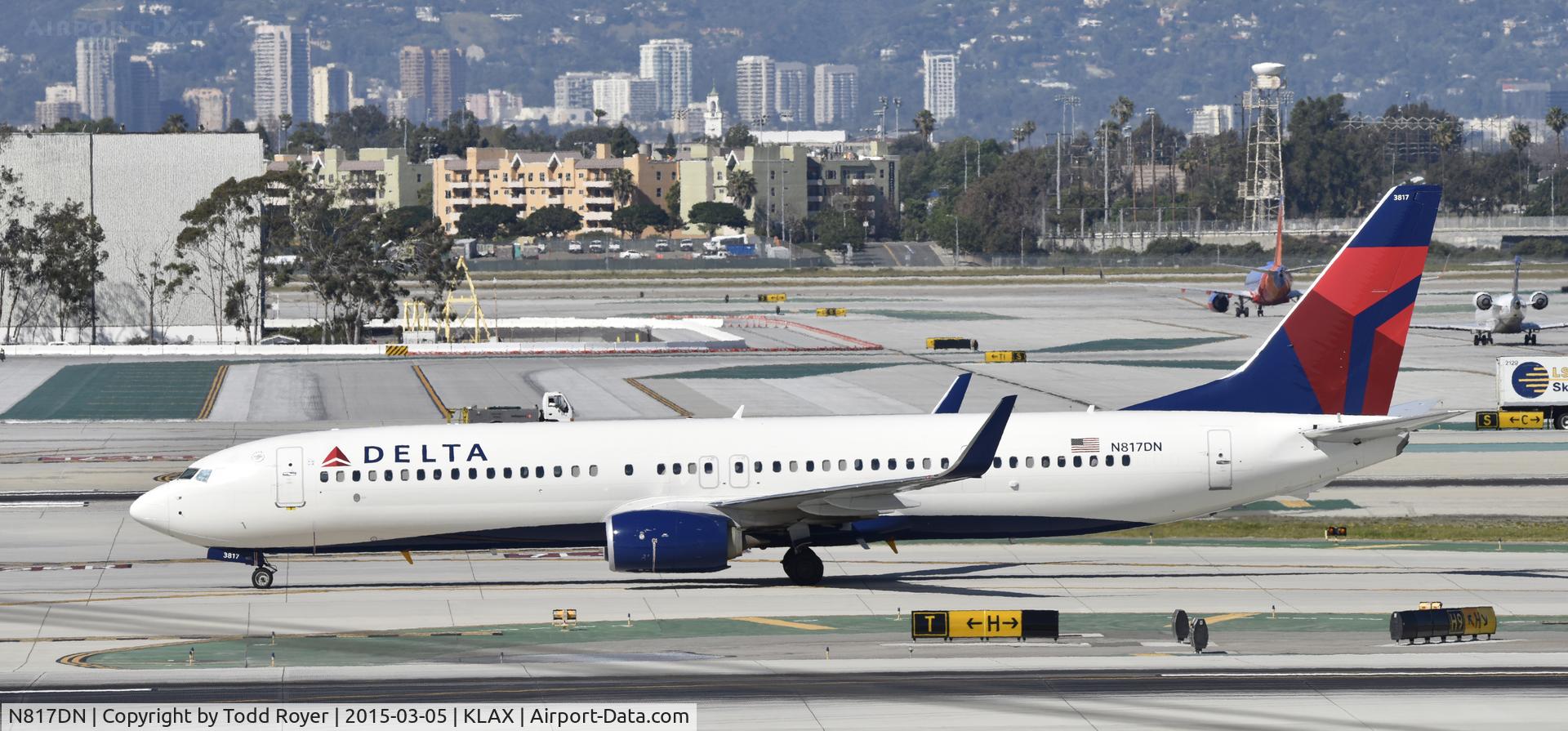 N817DN, 2014 Boeing 737-932/ER C/N 31929, Taxiing to gate at LAX