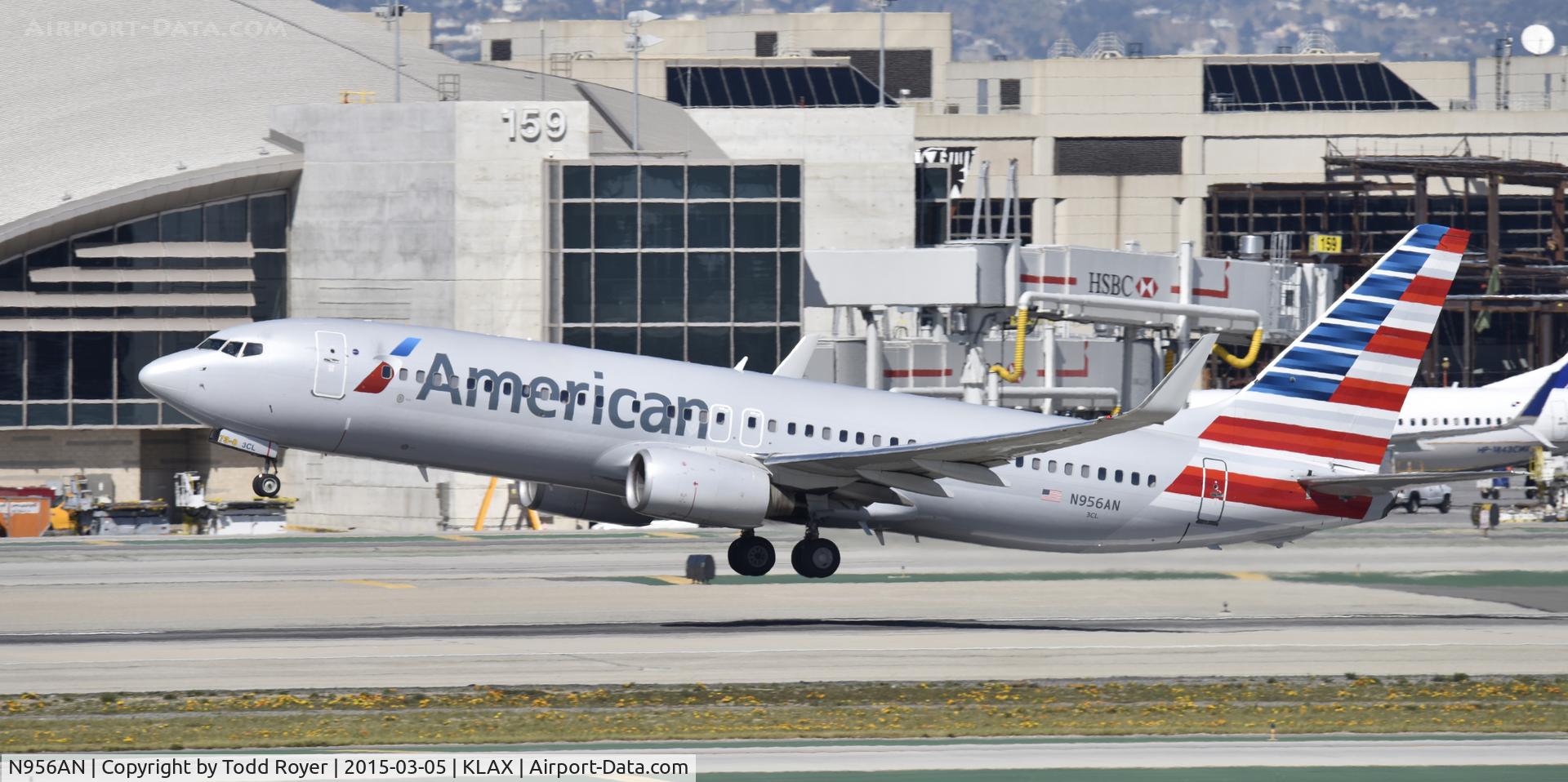 N956AN, 2001 Boeing 737-823 C/N 30090, Departing LAX on 25R