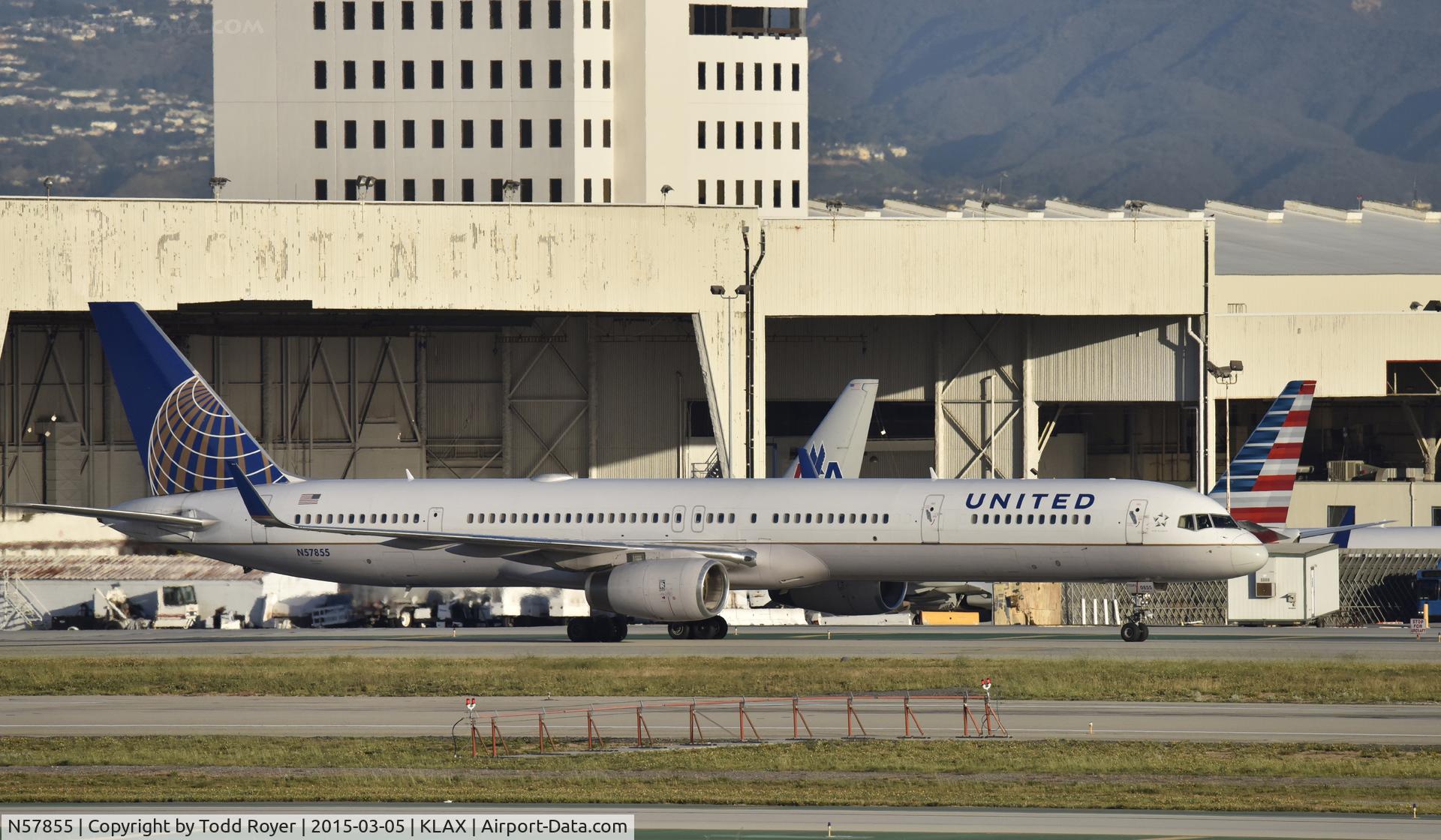 N57855, 2004 Boeing 757-324 C/N 32814, Taxiing to gate at LAX