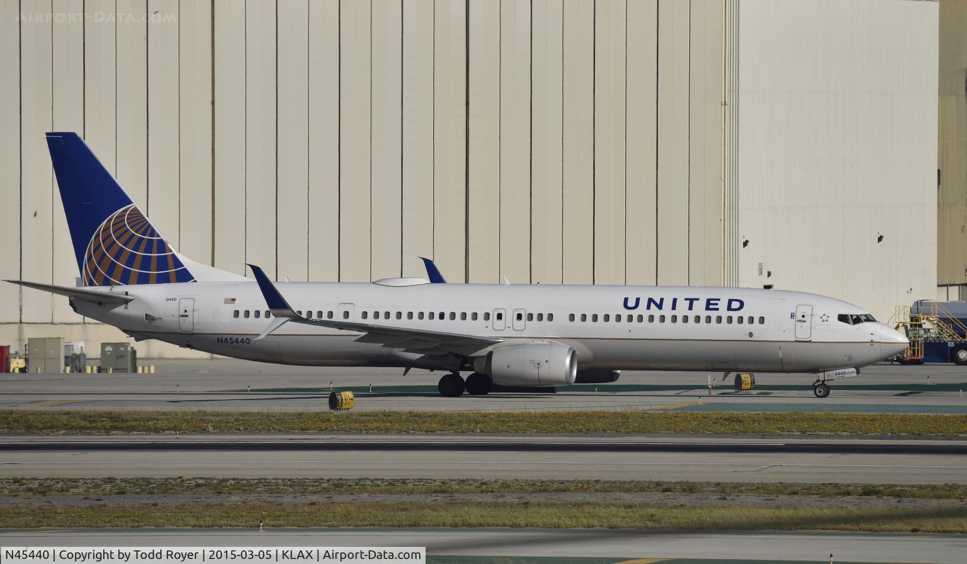 N45440, 2009 Boeing 737-924/ER C/N 33535, Taxiing to gate at LAX