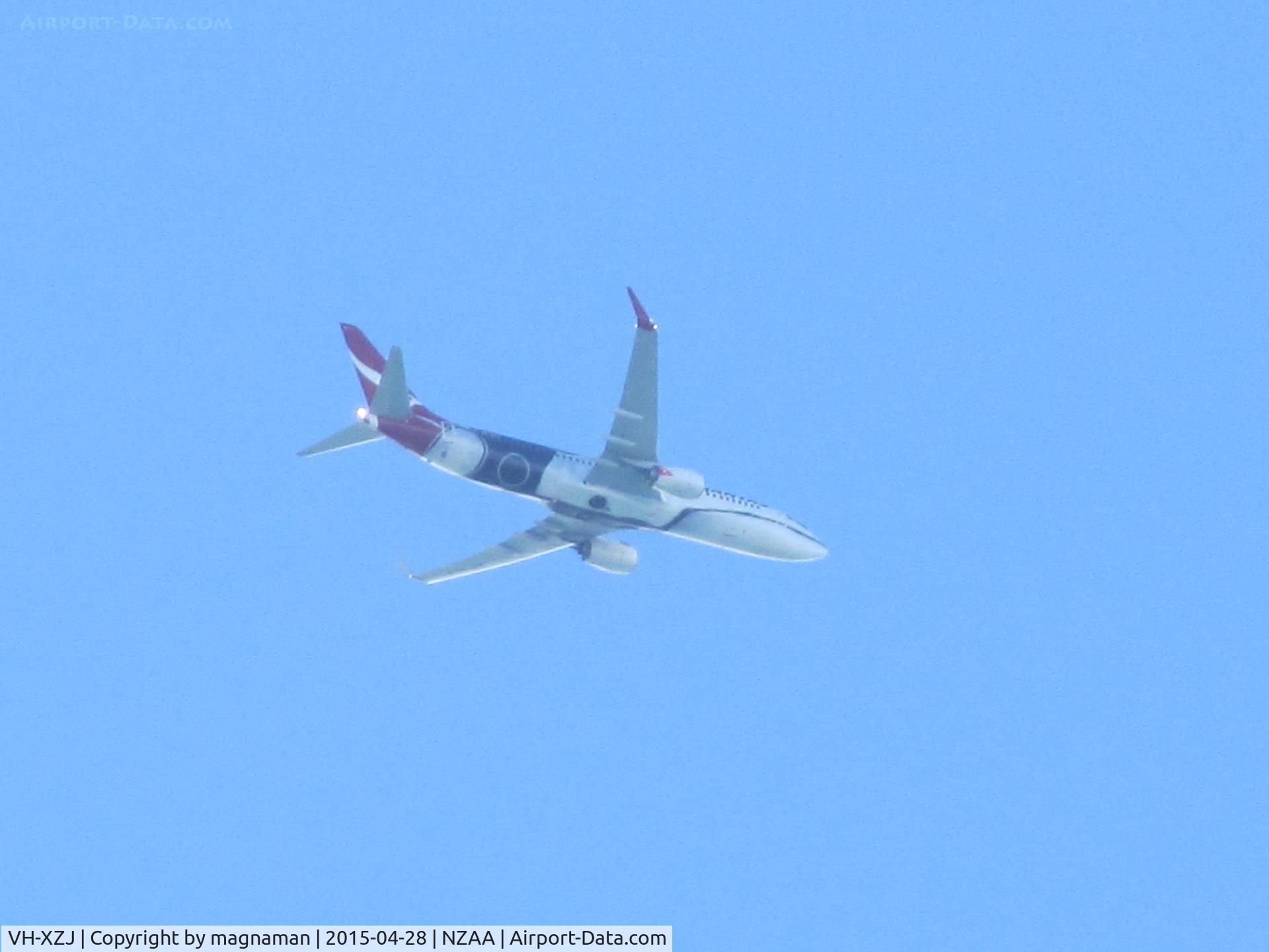 VH-XZJ, 2013 Boeing 737-838 C/N 39365, flying over home on way into NZAA today.
