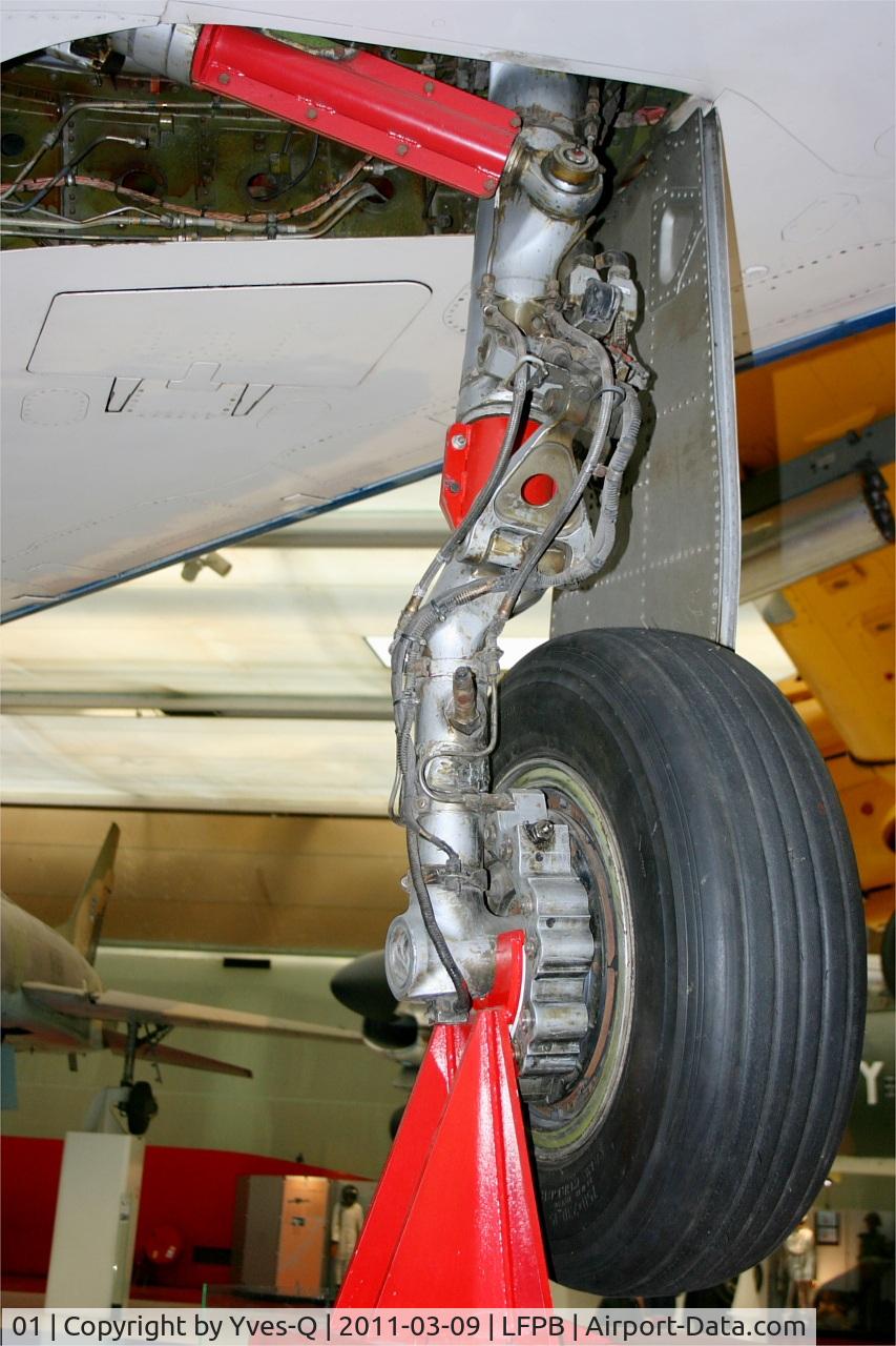 01, Dassault Mirage 2000-01 C/N 01, Dassault Mirage 2000, close view of main landing gear, Air & Space Museum Paris-Le Bourget (LFPB-LBG)
