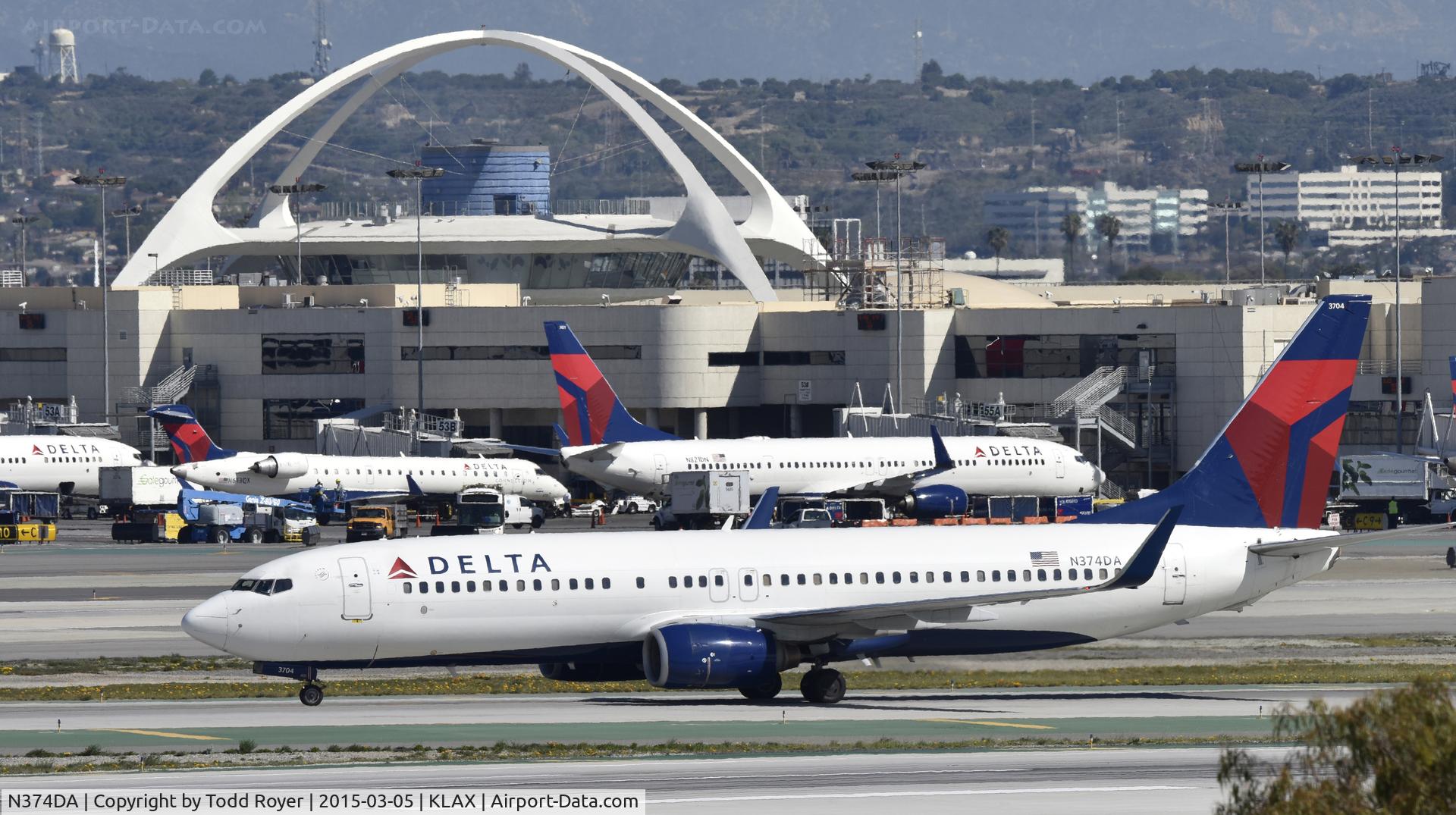 N374DA, 1998 Boeing 737-832 C/N 29622, Arrived at LAX on 25R