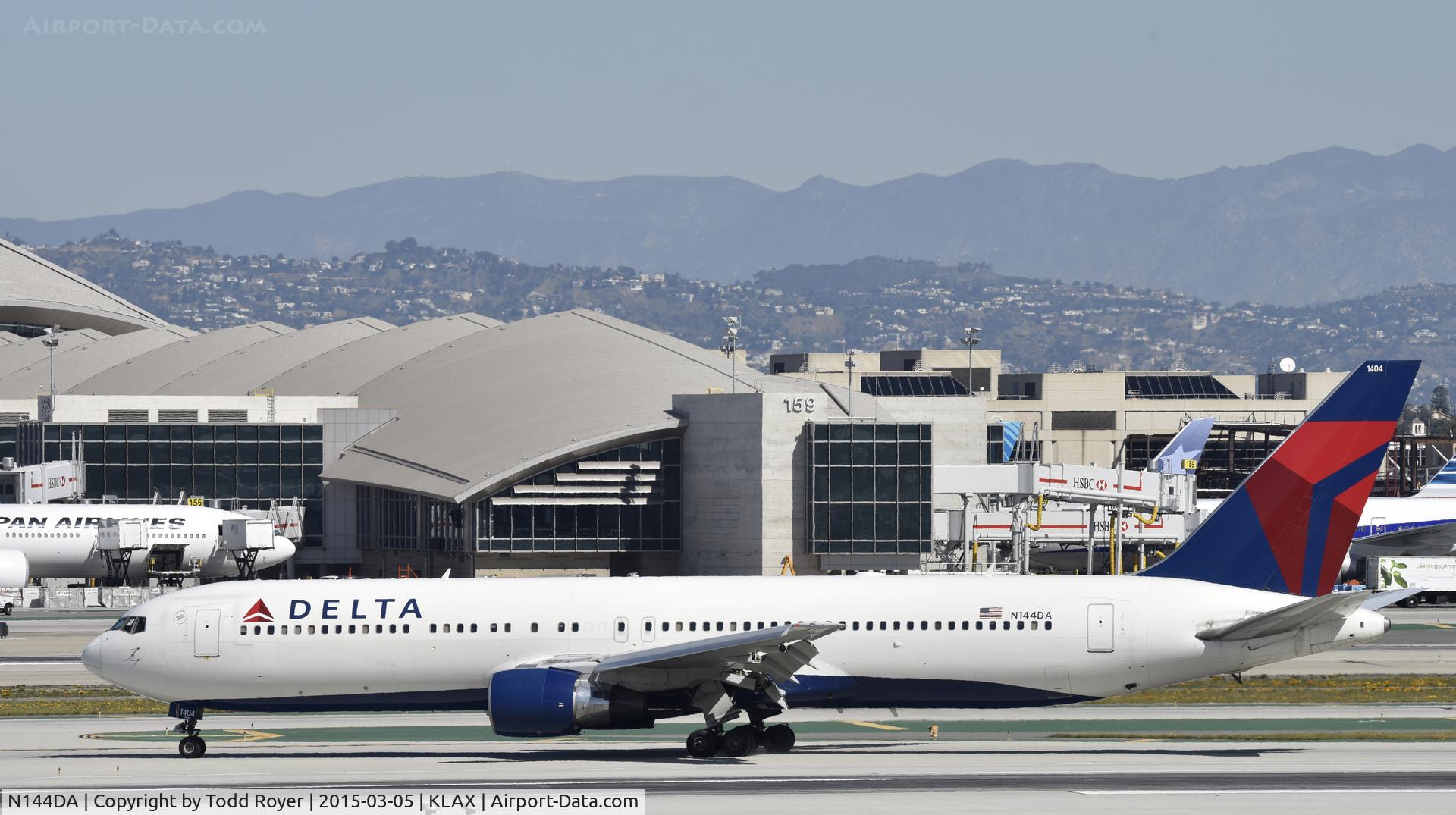 N144DA, 1999 Boeing 767-332 C/N 27584, Arrived at LAX On 25R