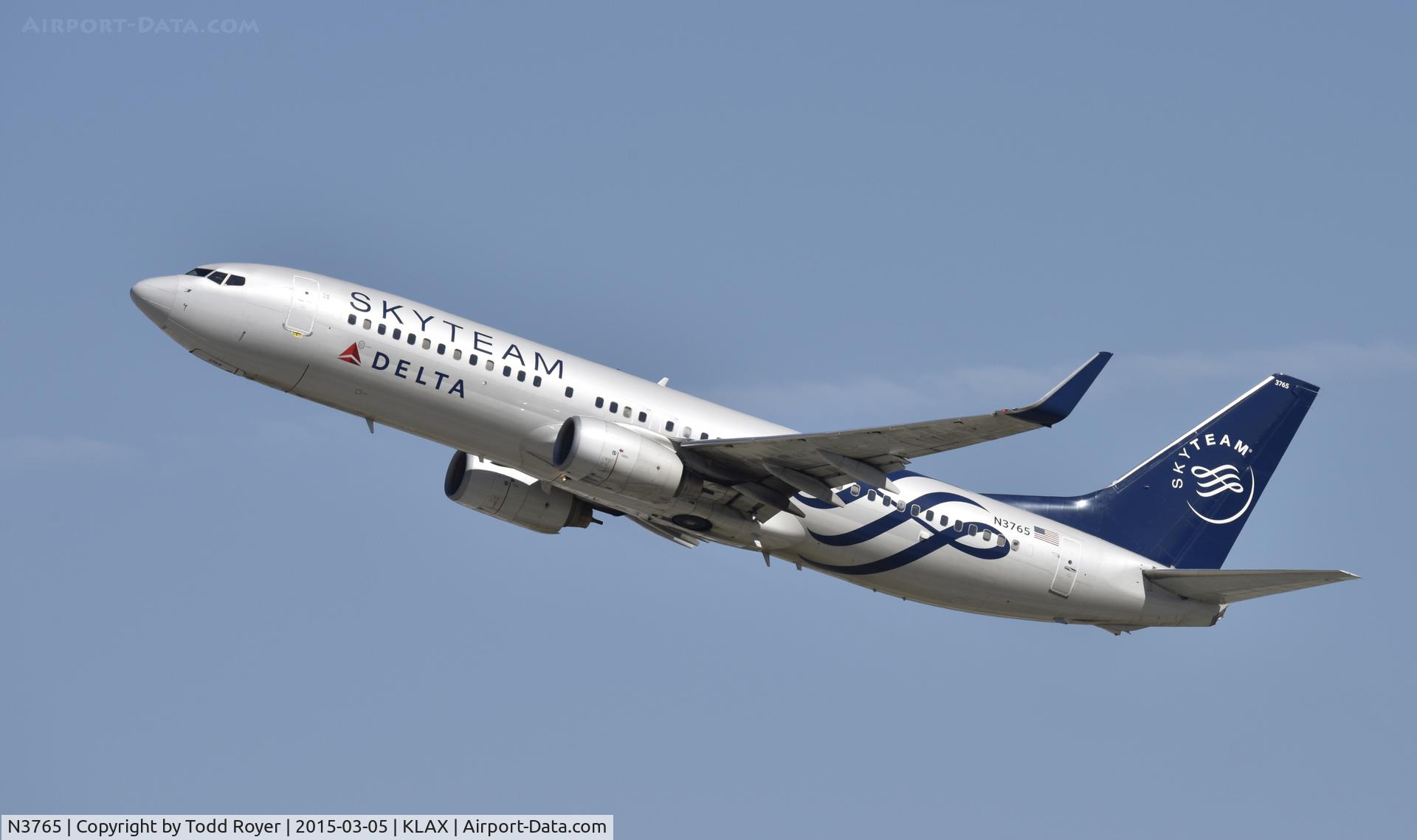 N3765, 2001 Boeing 737-832 C/N 30819, Departing LAX on 25R