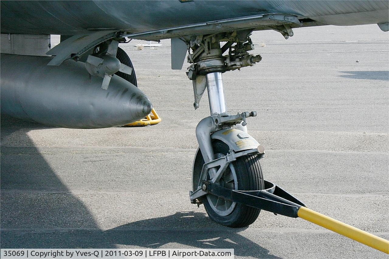 35069, 1961 Saab J-35A Draken C/N 35-069, Saab J-35A Draken, Close view of front landing gear, Air & Space Museum Paris-Le Bourget (LFPB-LBG)