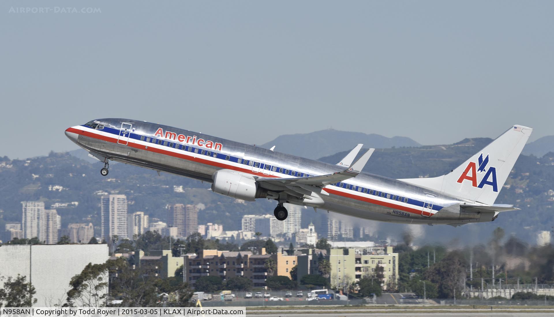 N958AN, 2001 Boeing 737-823 C/N 30091, Departing LAX on 25R