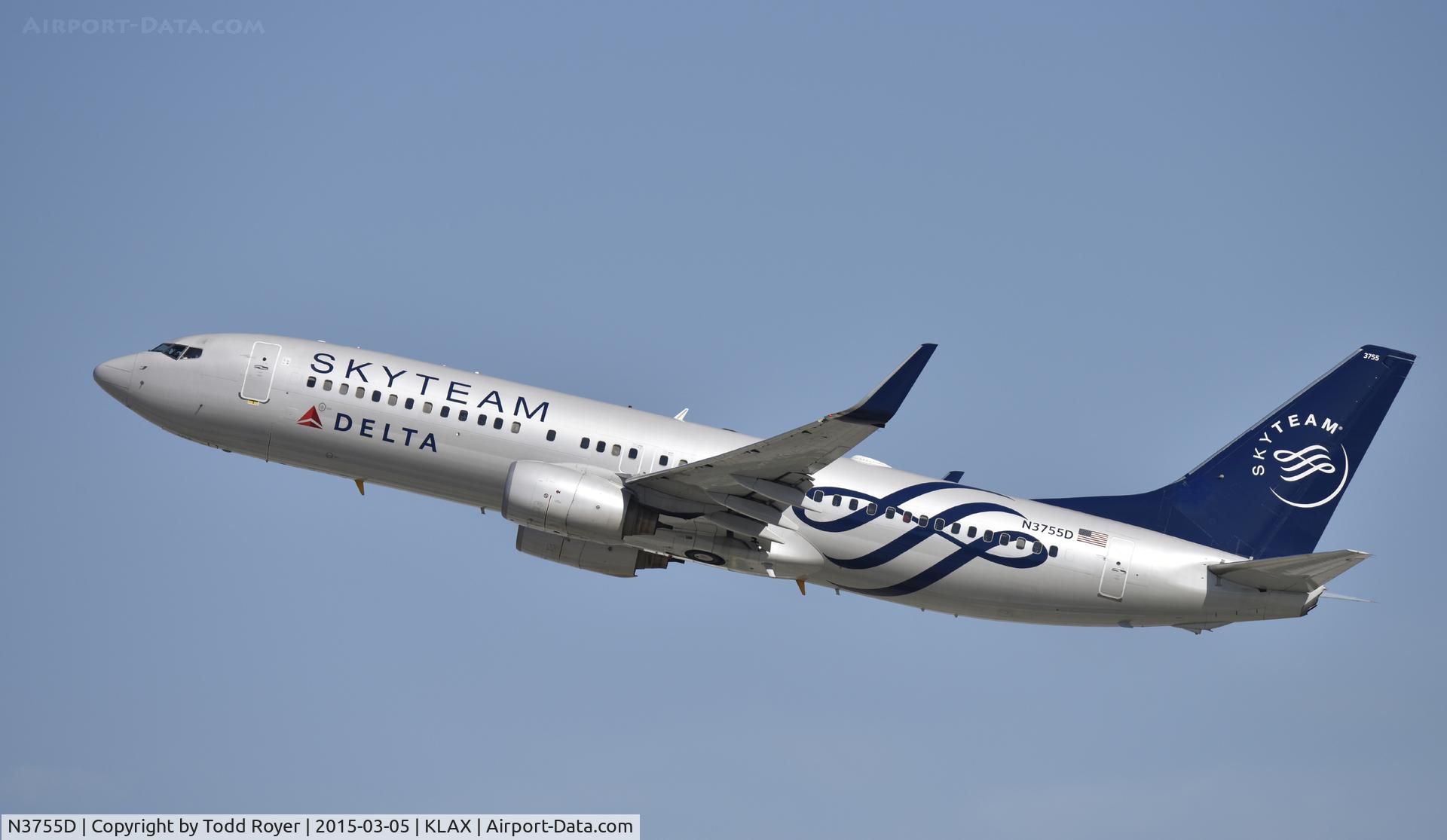 N3755D, 2001 Boeing 737-832 C/N 29627, Departing LAX on 25R