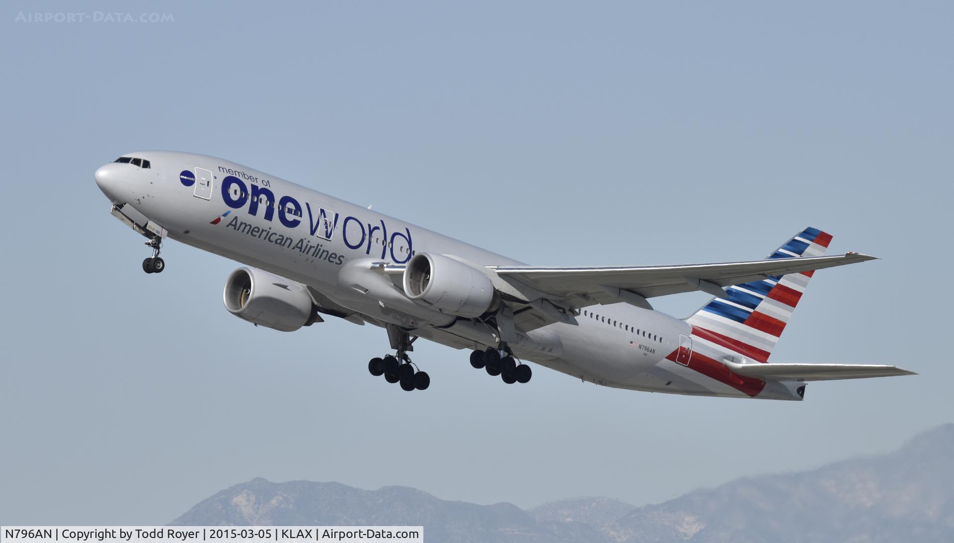 N796AN, 2000 Boeing 777-223 C/N 30796, Departing LAX on 25R