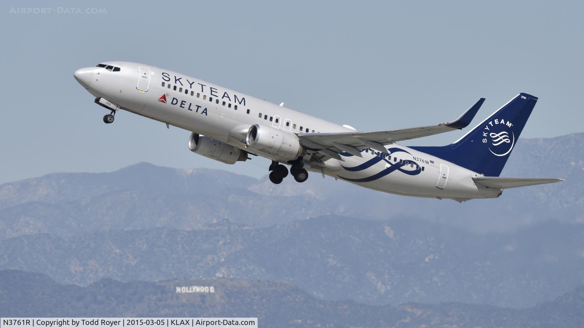 N3761R, 2001 Boeing 737-832 C/N 29628, Departing LAX on 25R