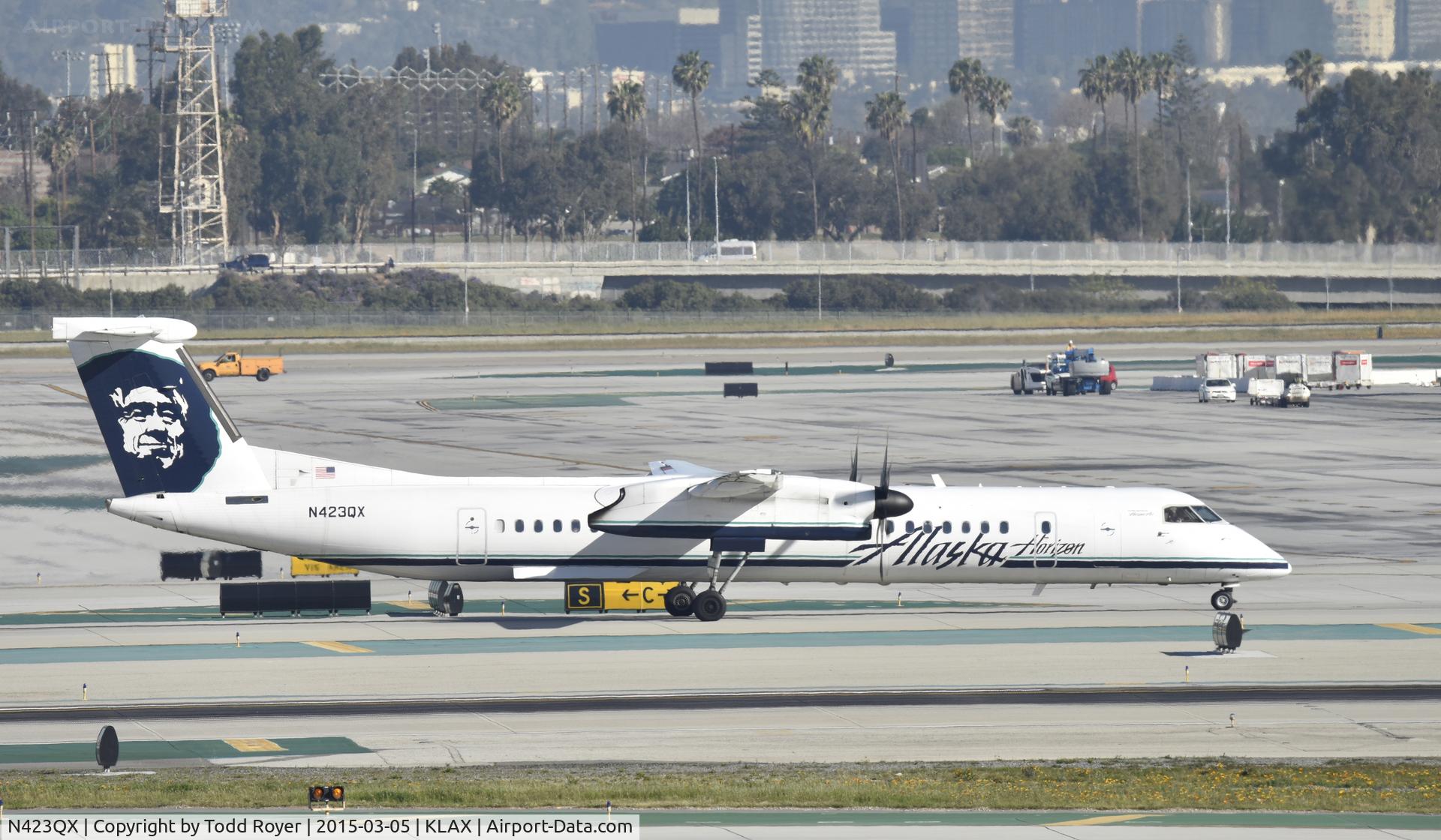 N423QX, 2007 Bombardier DHC-8-402 Dash 8 C/N 4153, Taxiing to gate at LAX