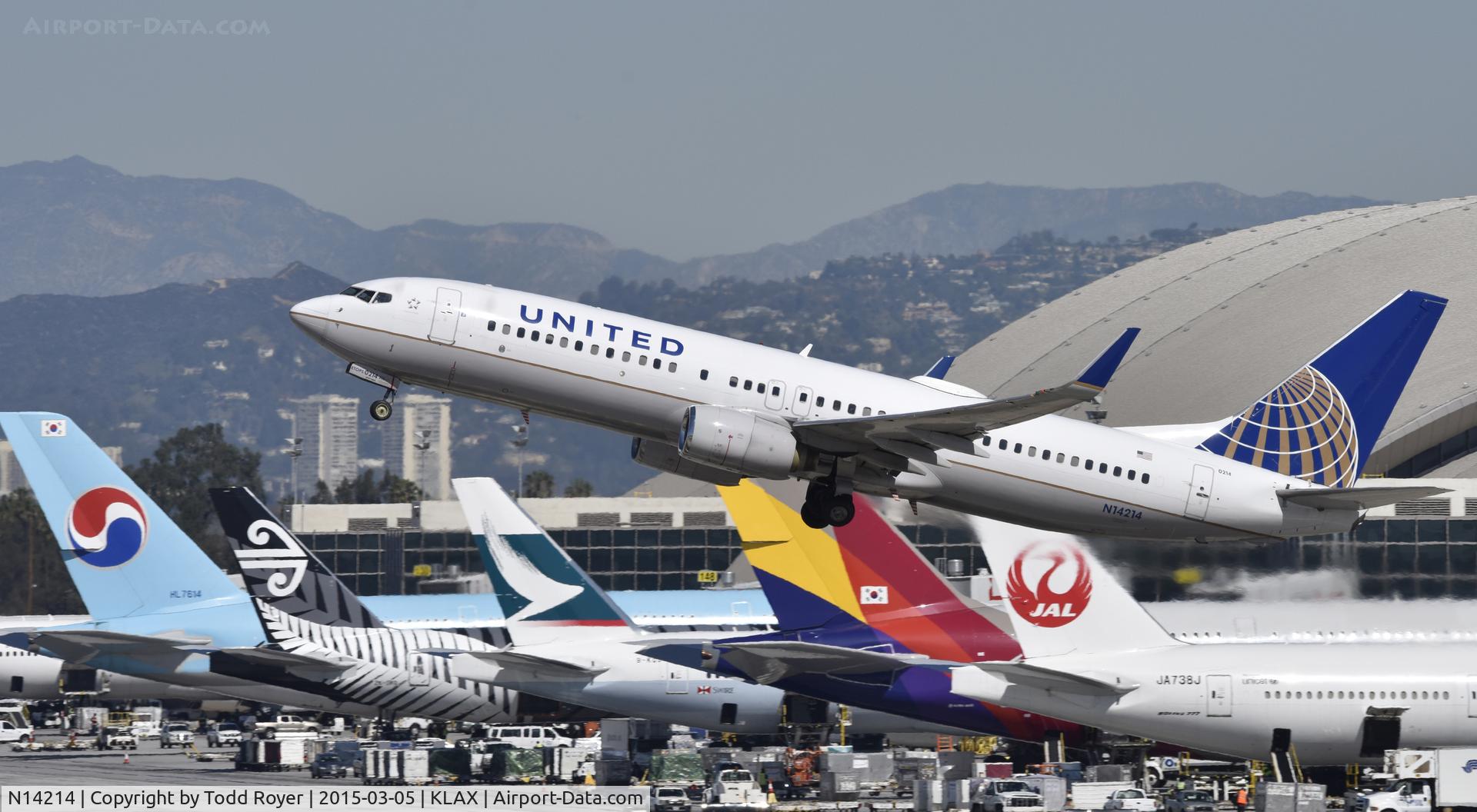 N14214, 1998 Boeing 737-824 C/N 28774, Departing LAX on 25R