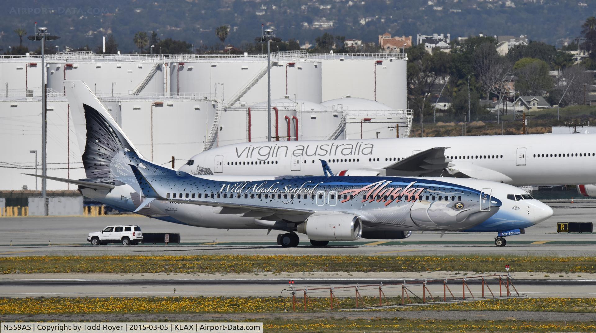N559AS, 2006 Boeing 737-890 C/N 35178, Taxiing to gate at LAX